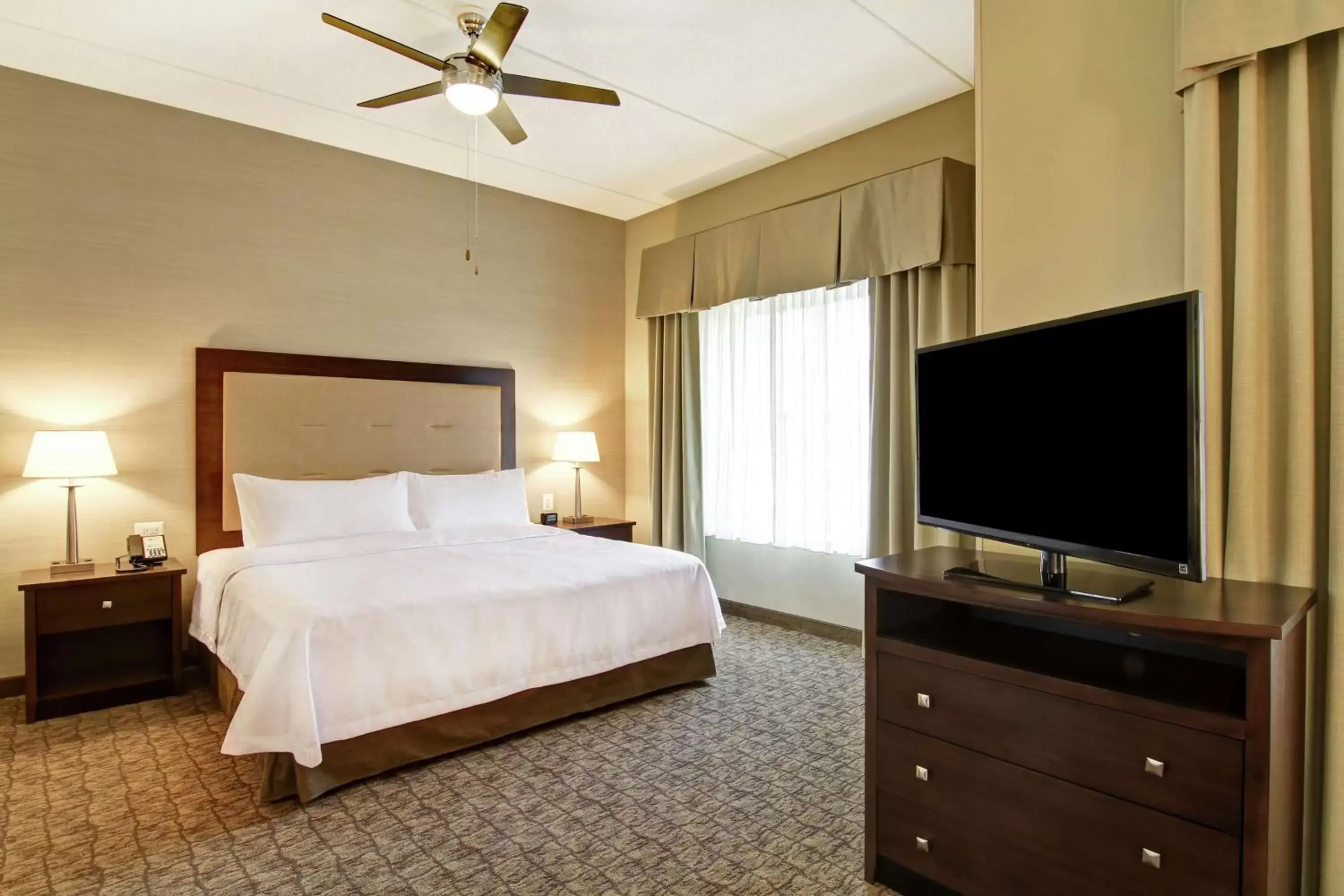 Bedroom, Bed in Homewood Suites by Hilton Woodbridge