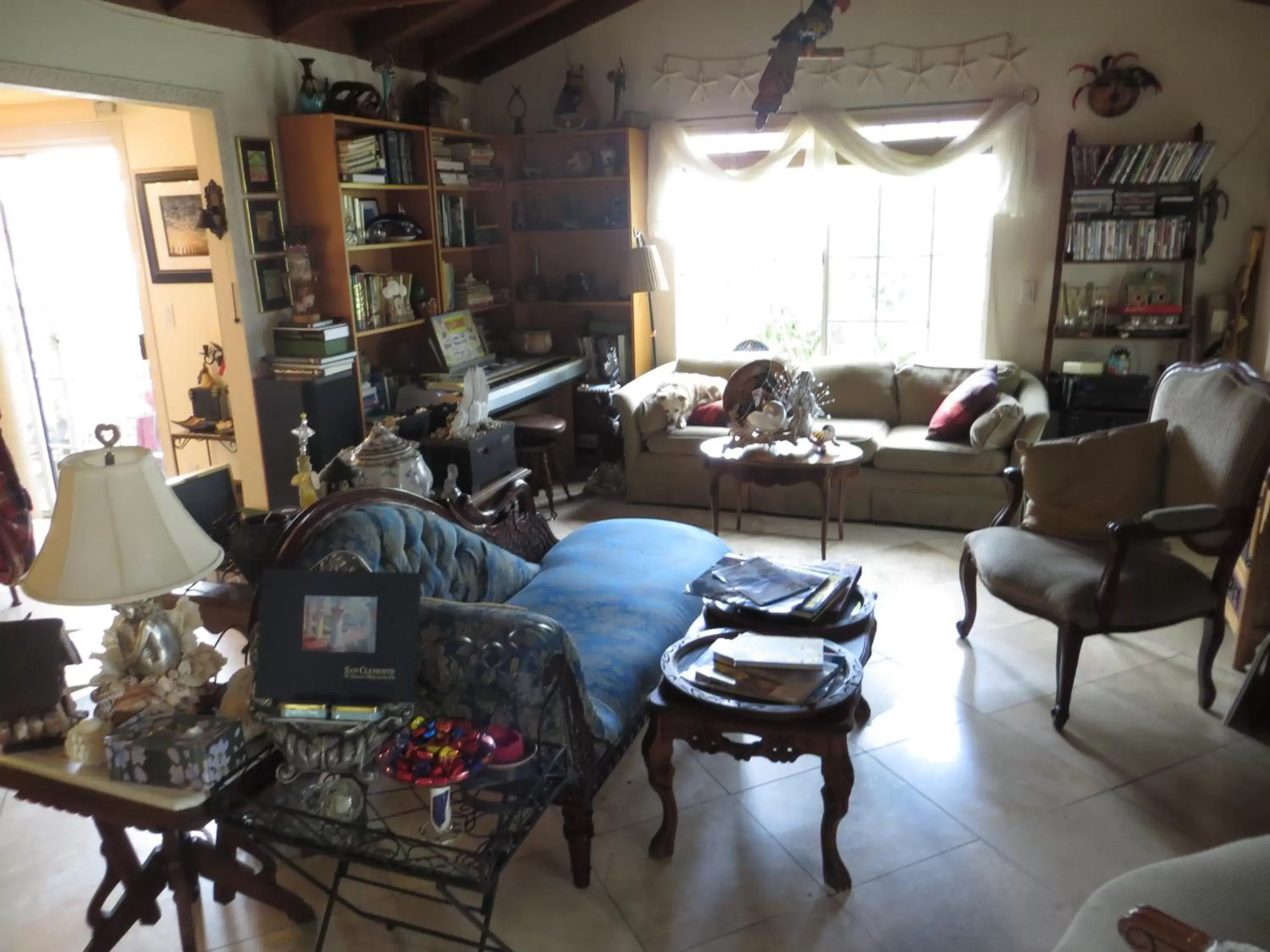 Living room in Always Inn San Clemente Bed & Breakfast by Elevate Rooms Living room in Always Inn San Clemente Bed & Breakfast by Elevate Rooms