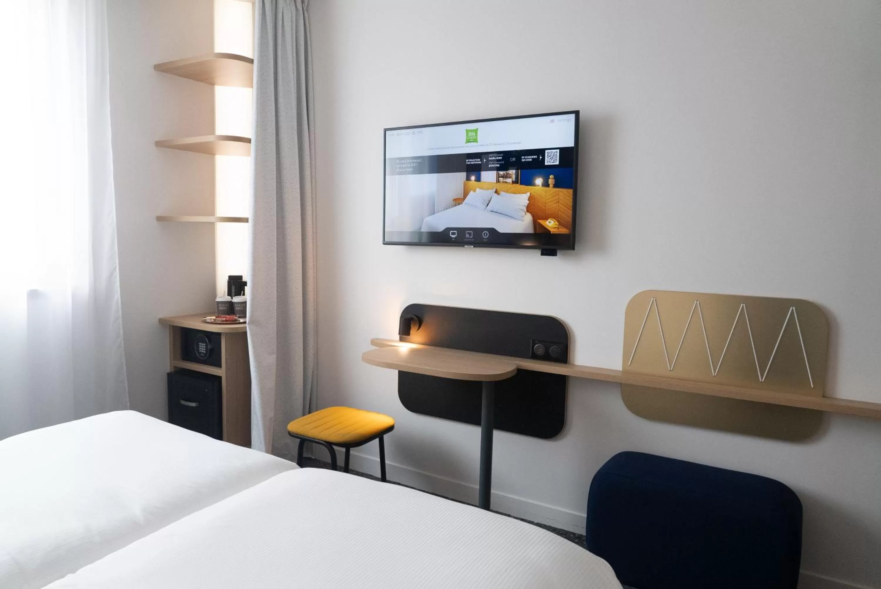 TV and multimedia, Bed in ibis Styles Paris Romainville
