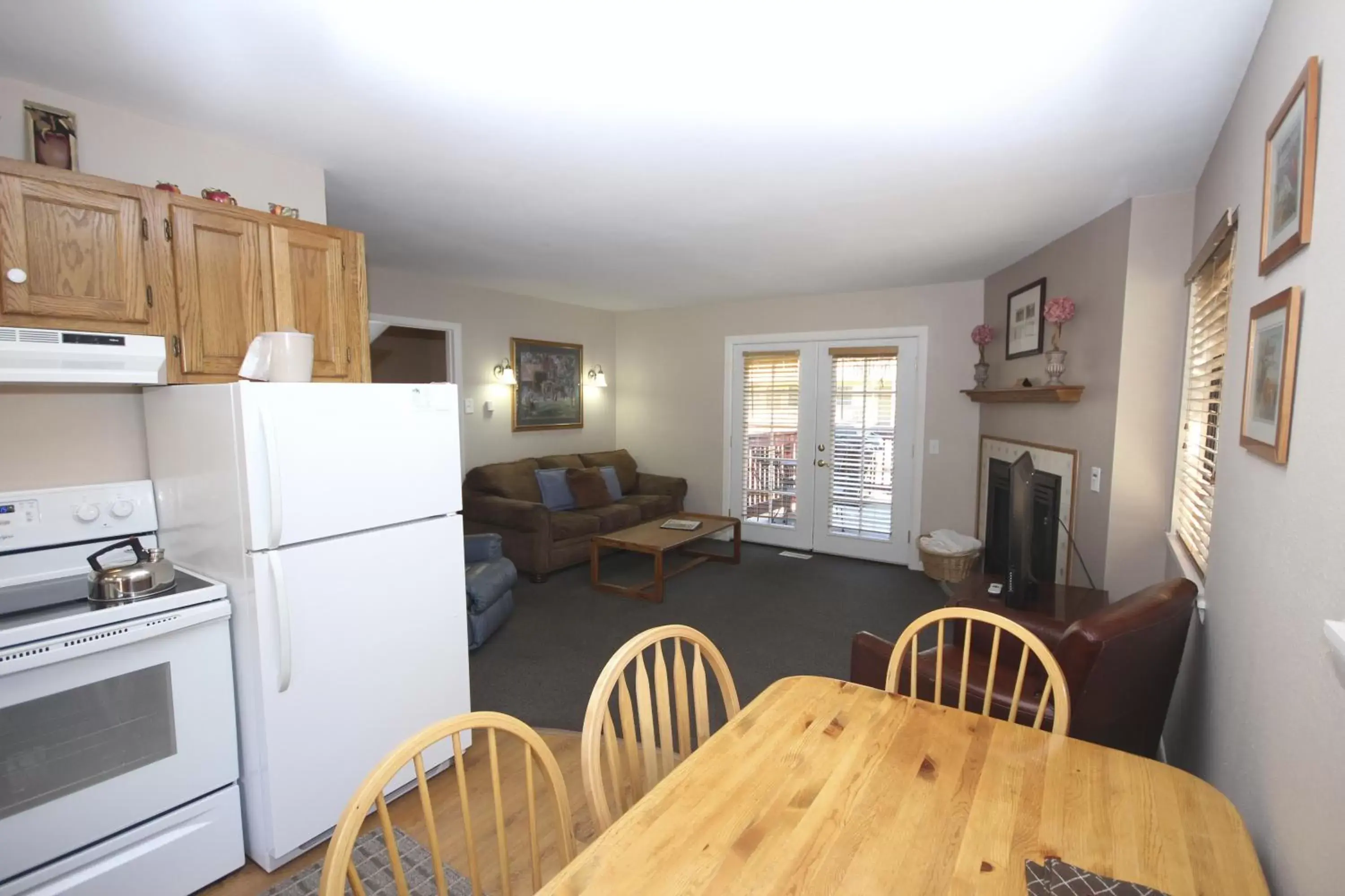 Kitchen or kitchenette, Dining Area in Streamside on Fall River