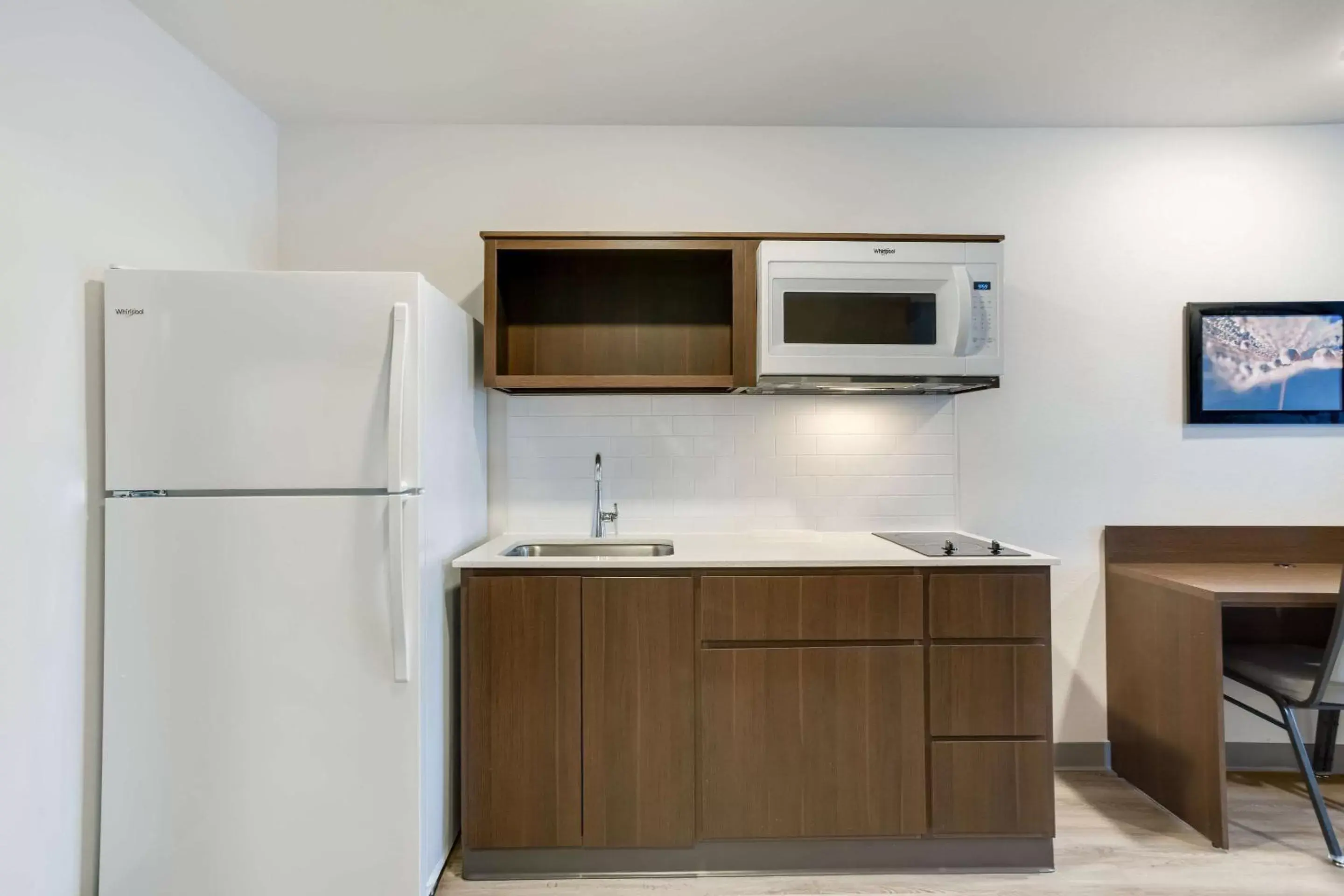 Bedroom, Kitchen/Kitchenette in WoodSpring Suites Smyrna-La Vergne