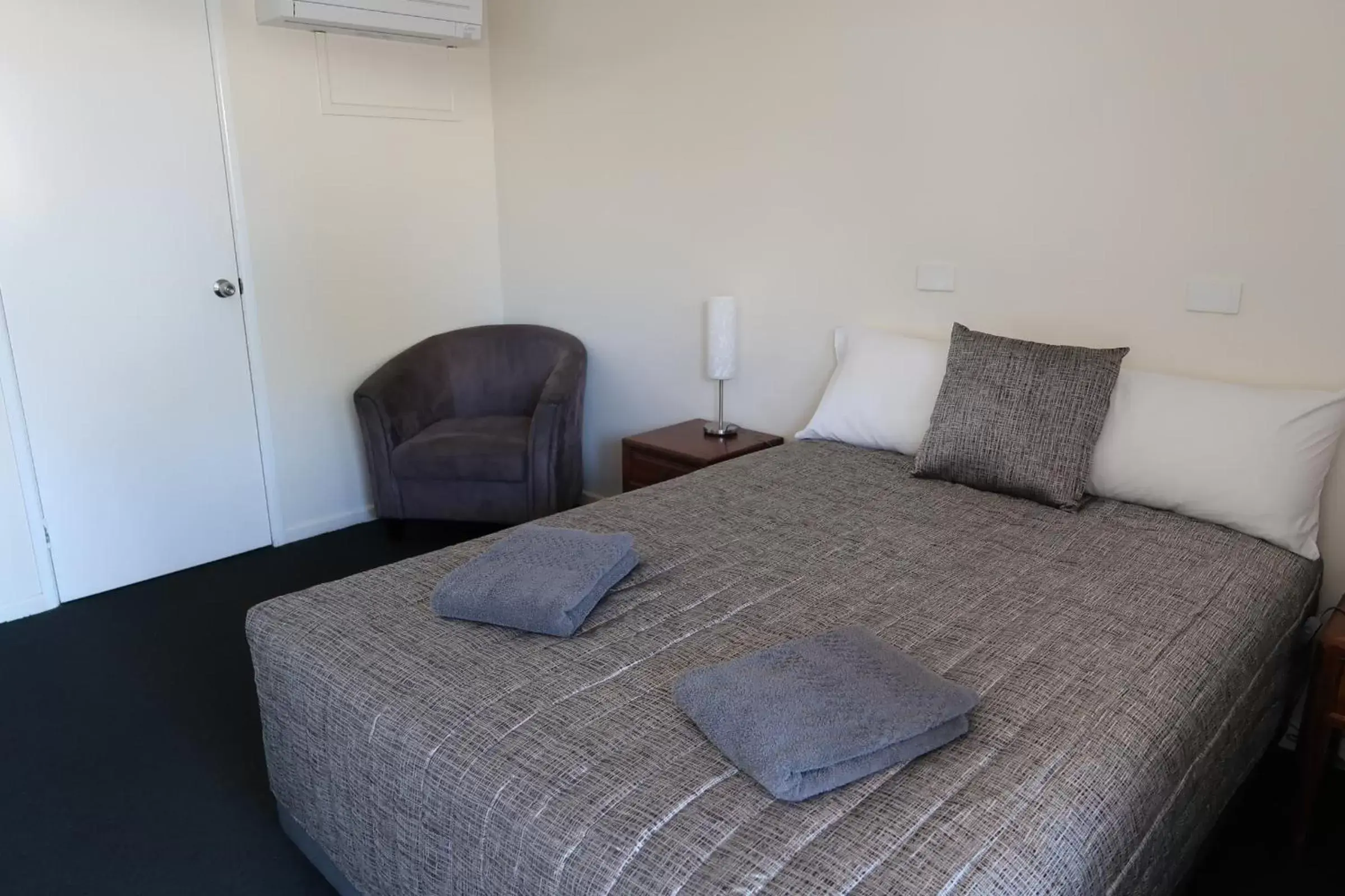 Photo of the whole room, Bed in Charleville Waltzing Matilda Motor Inn