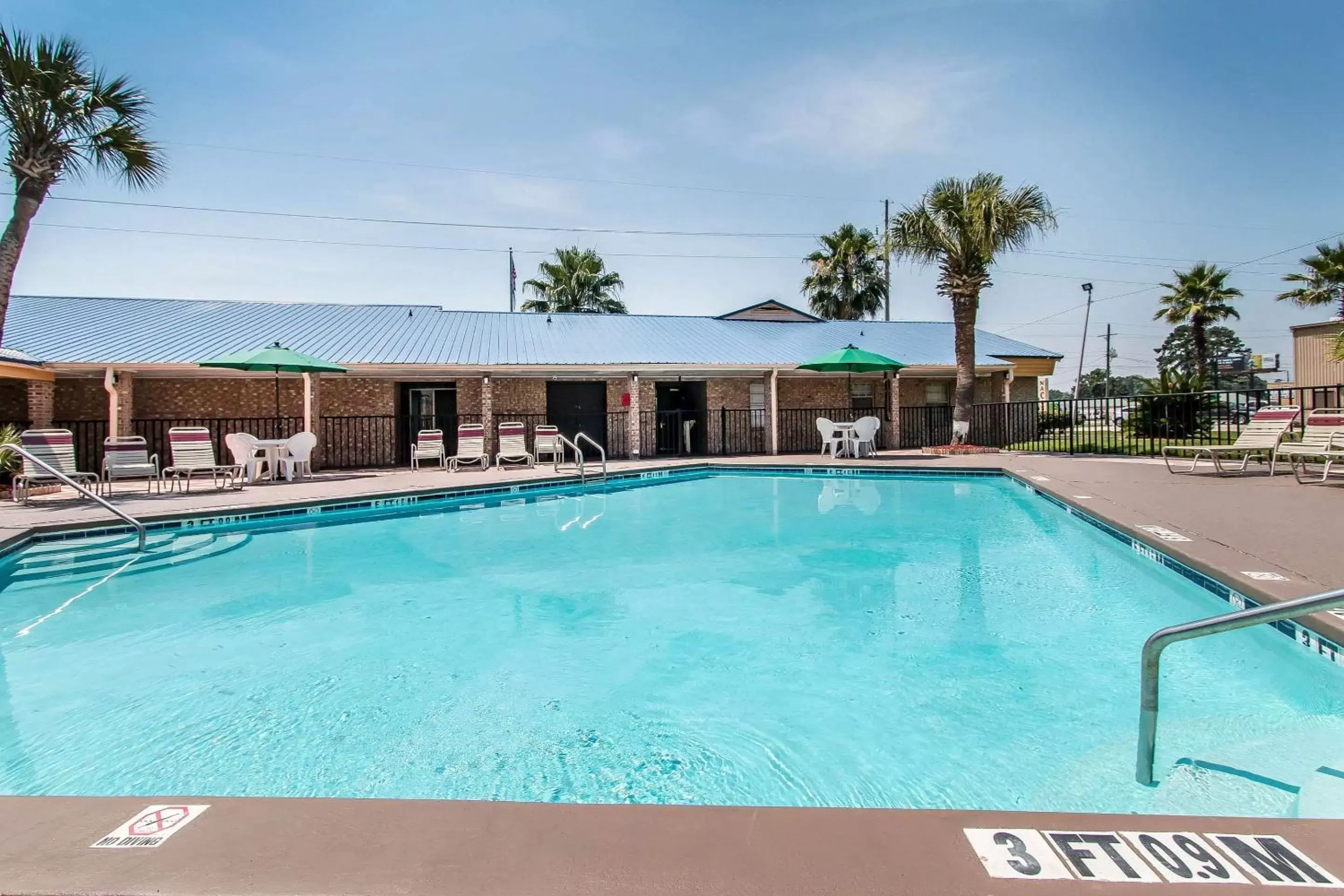 Activities, Swimming Pool in Quality Inn Hinesville - Fort Stewart Area, Kitchenette Rooms - Pool - Guest Laundry