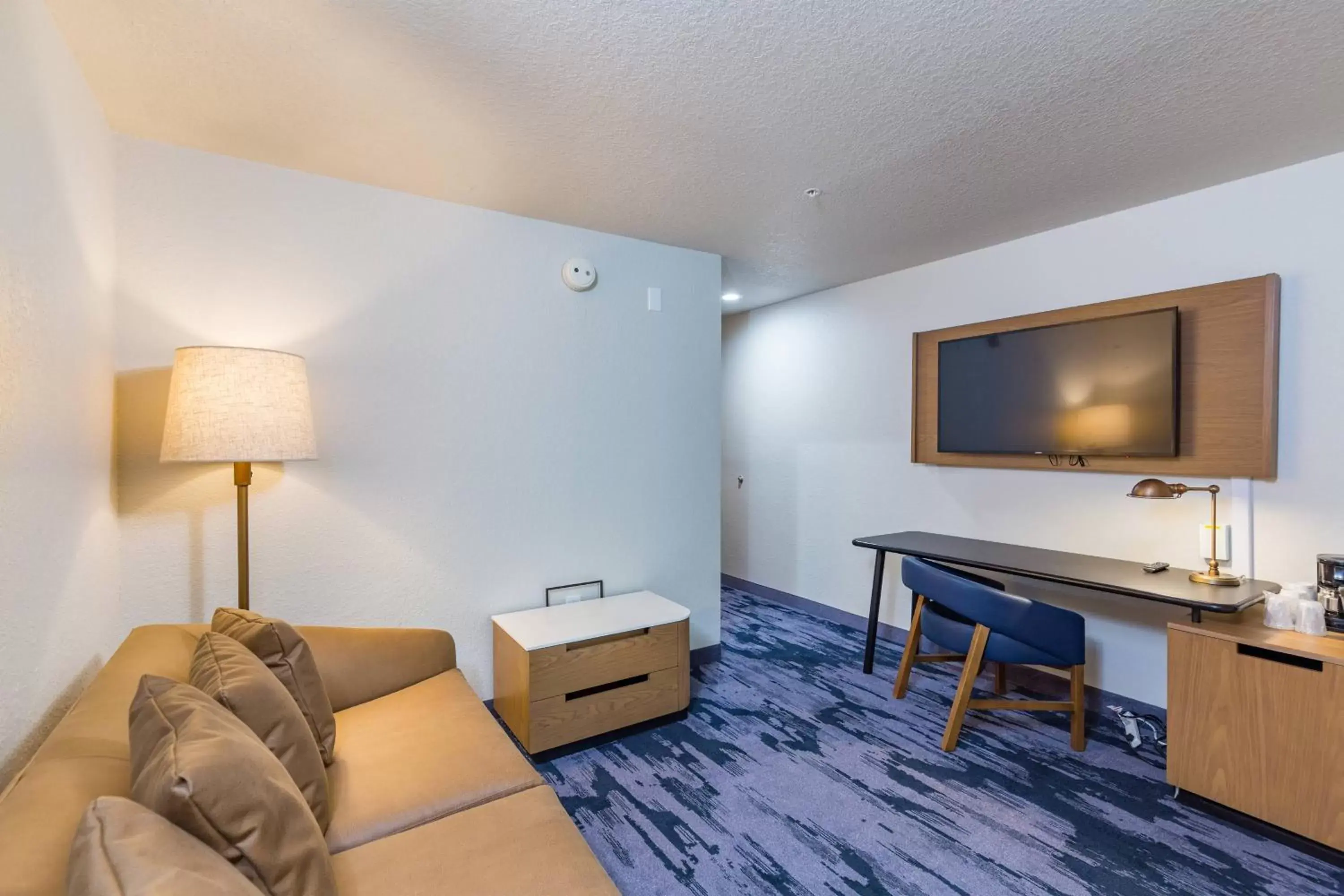 Living room, TV/Entertainment Center in Fairfield Inn and Suites by Marriott Tampa North
