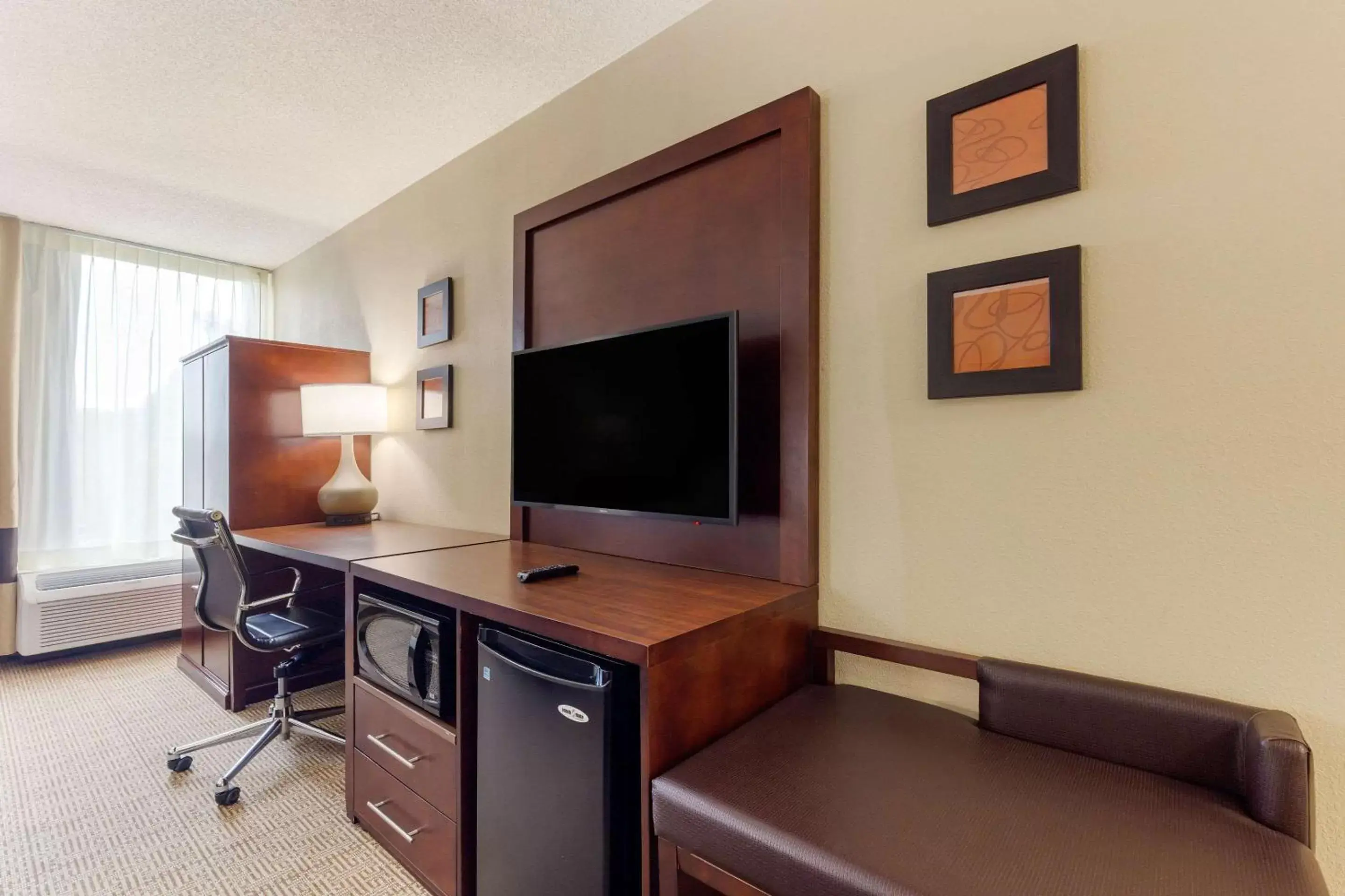 Photo of the whole room, TV/Entertainment Center in Comfort Inn & Suites Durham near Duke University