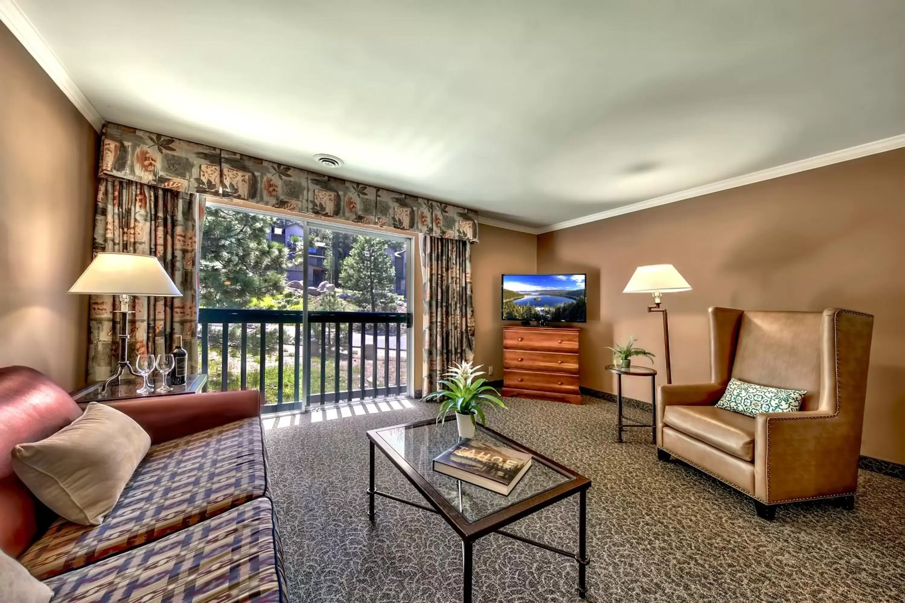 Living room, Seating Area in Forest Suites Resort at the Heavenly Village