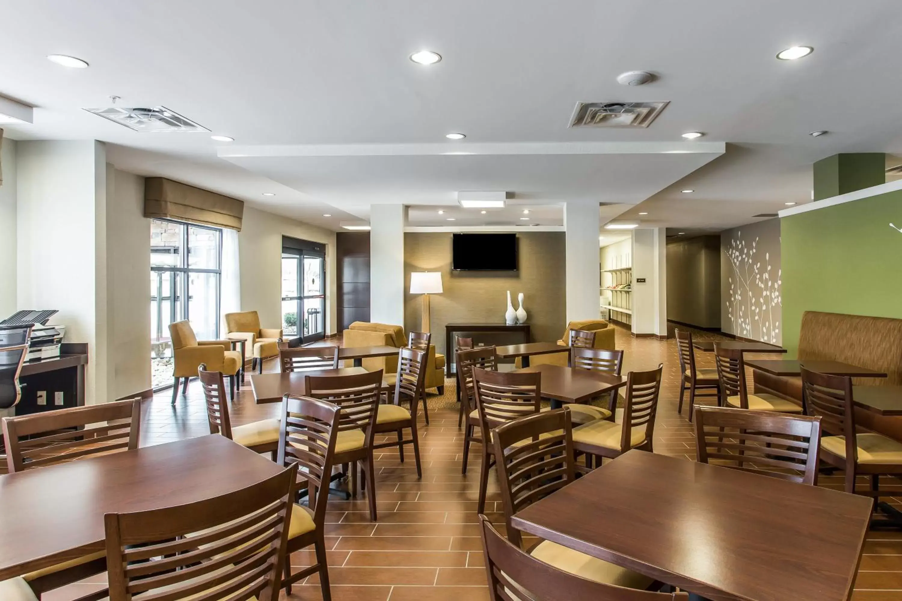 Coffee/tea facilities, Restaurant/Places to Eat in Sleep Inn & Suites Dayton