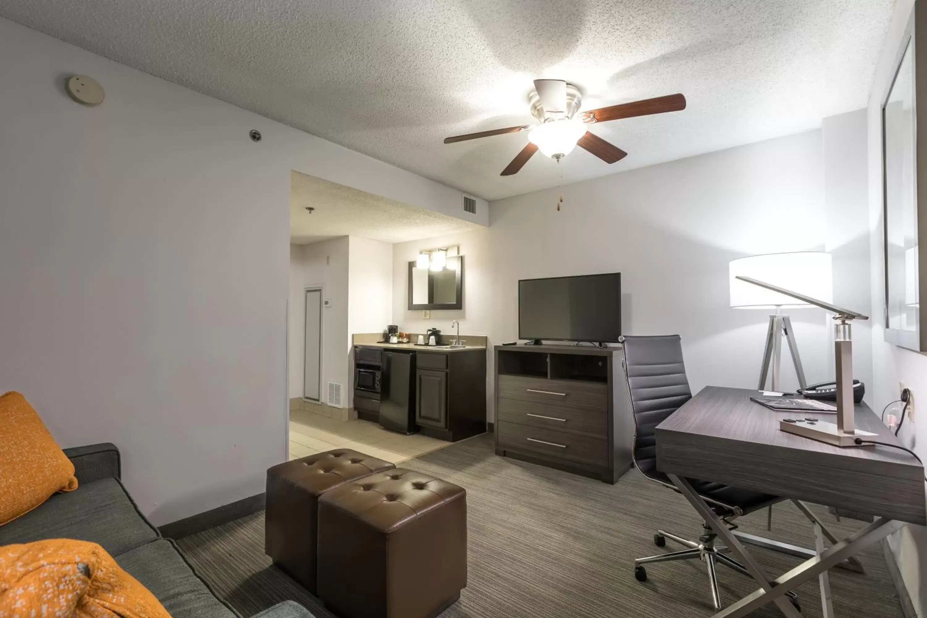 Living room, TV/Entertainment Center in Country Inn & Suites by Radisson, Lake Norman Huntersville, NC