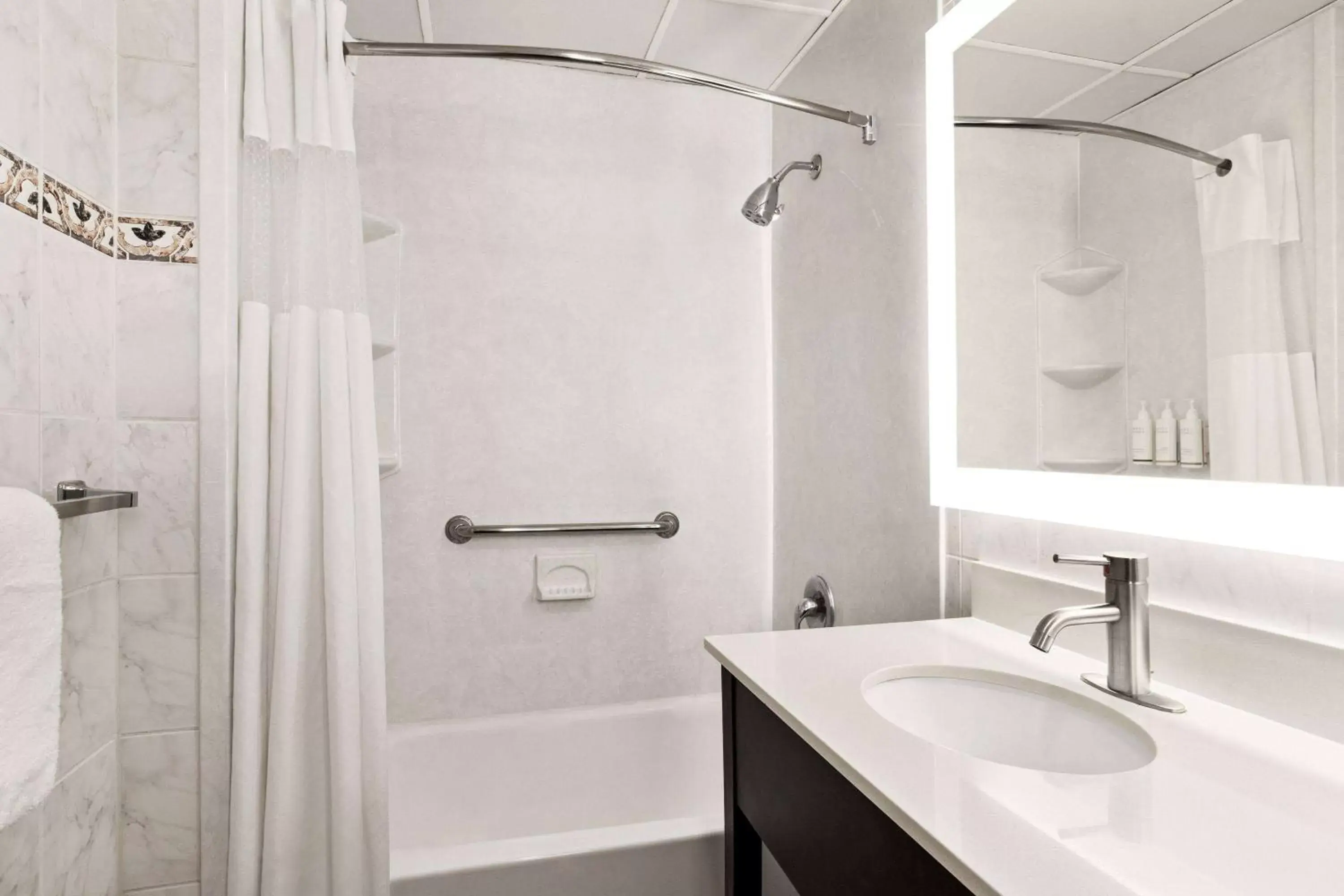 TV and multimedia, Bathroom in Days Inn by Wyndham Ocean City Oceanfront