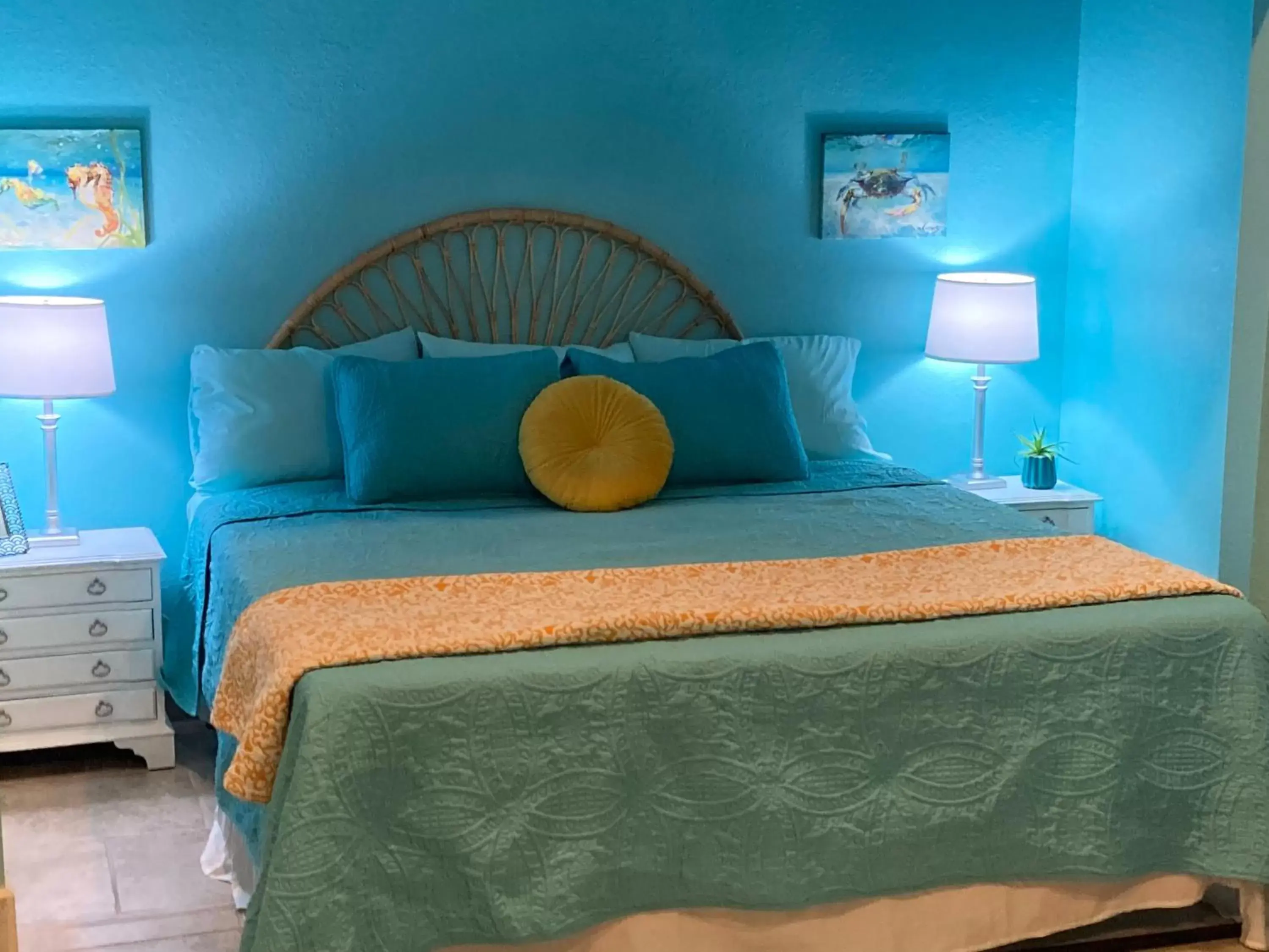 Bed in 3Gulls Inn Ozona-Boutique Hotel-Steps from Restaurants & Brewery-Pet Friendly