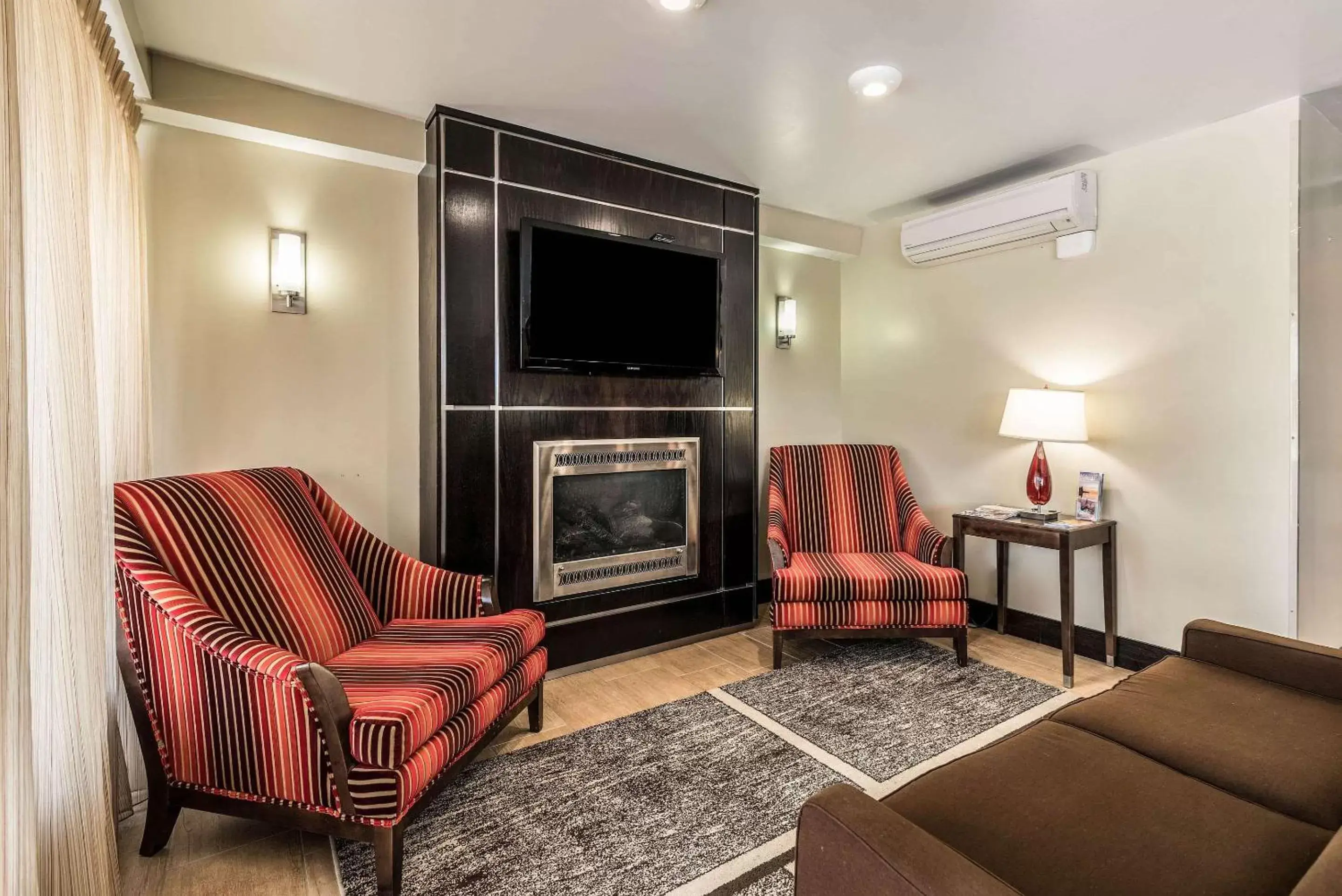 Lobby or reception, Seating Area in Bangor Suites Airport Hotel