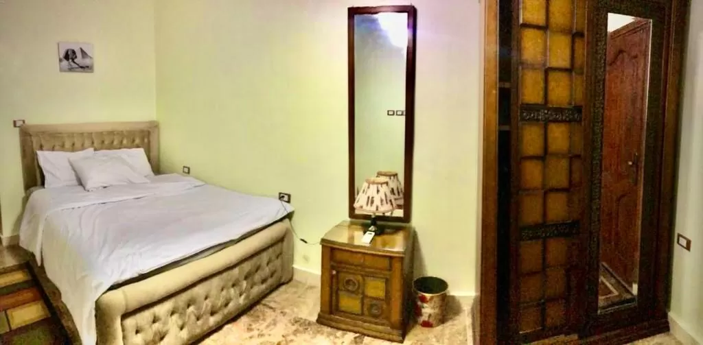 Bed in Sphinx palace pyramids view