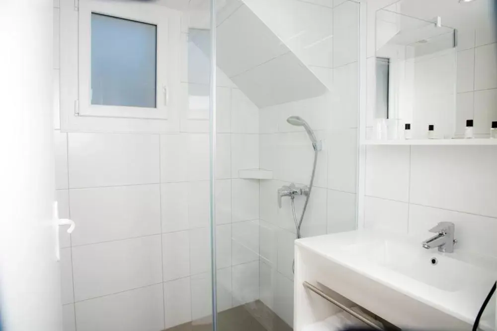 Shower, Bathroom in Hotel Les Dunes