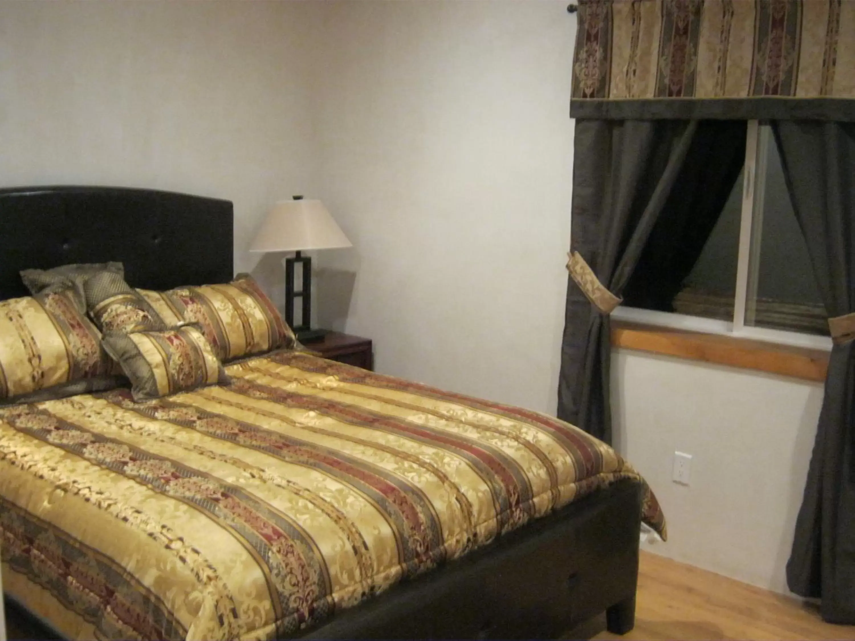 Bedroom, Bed in Shady Brook Inn Village/Resort