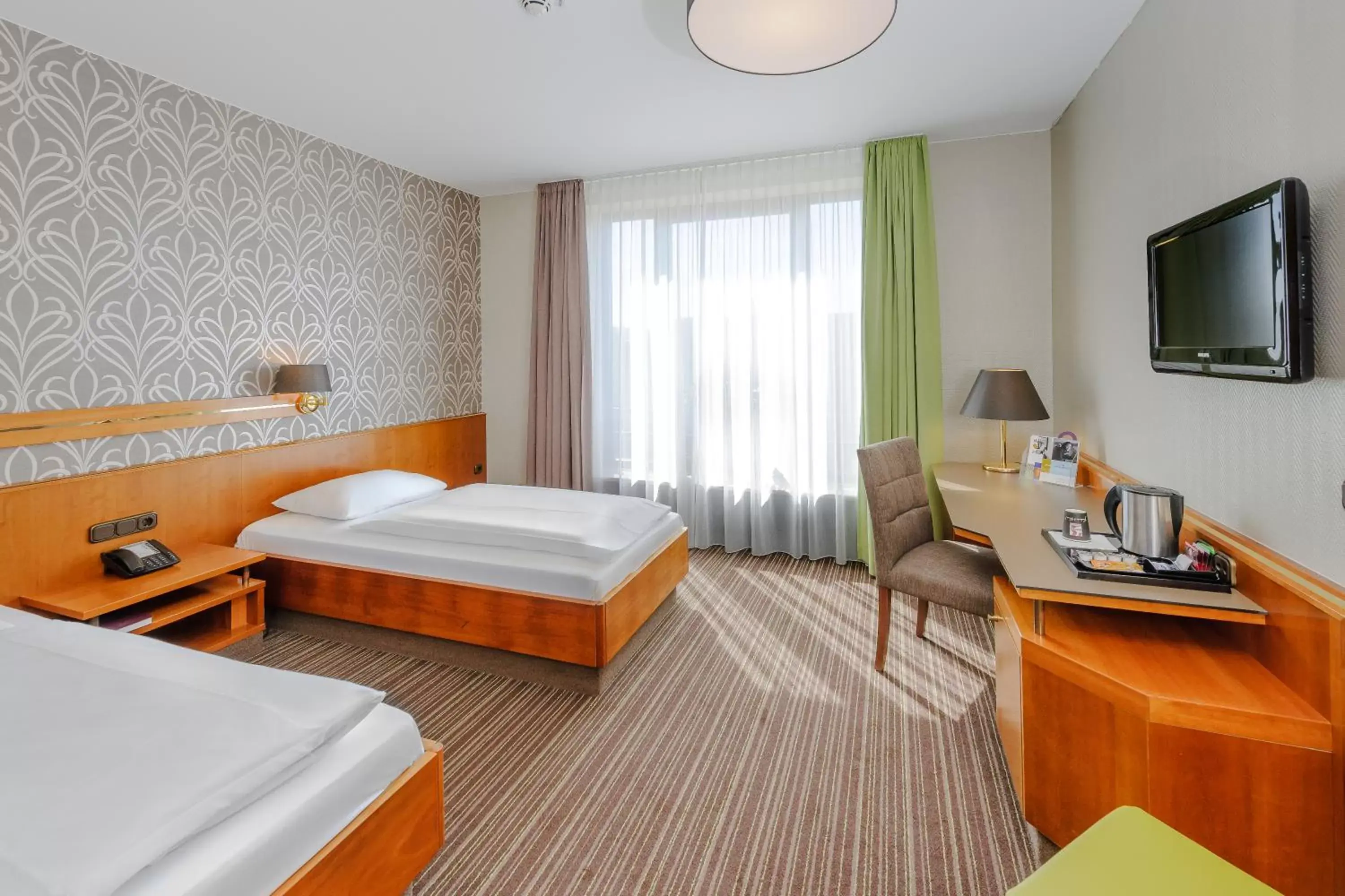 Bed, TV/Entertainment Center in Mercure Hotel Trier Porta Nigra