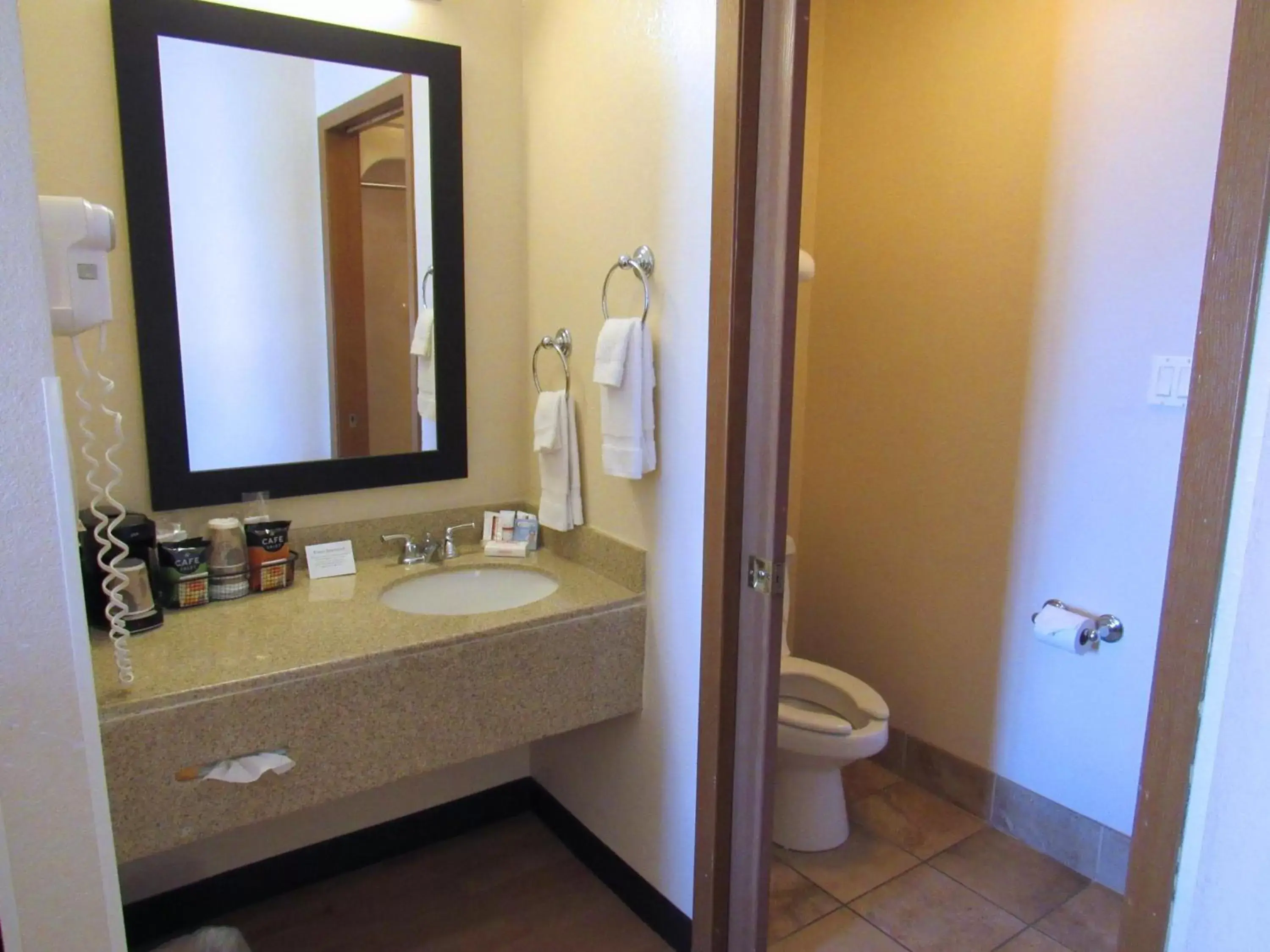 Bathroom in Red Roof Inn Fargo - I-94/Medical Center