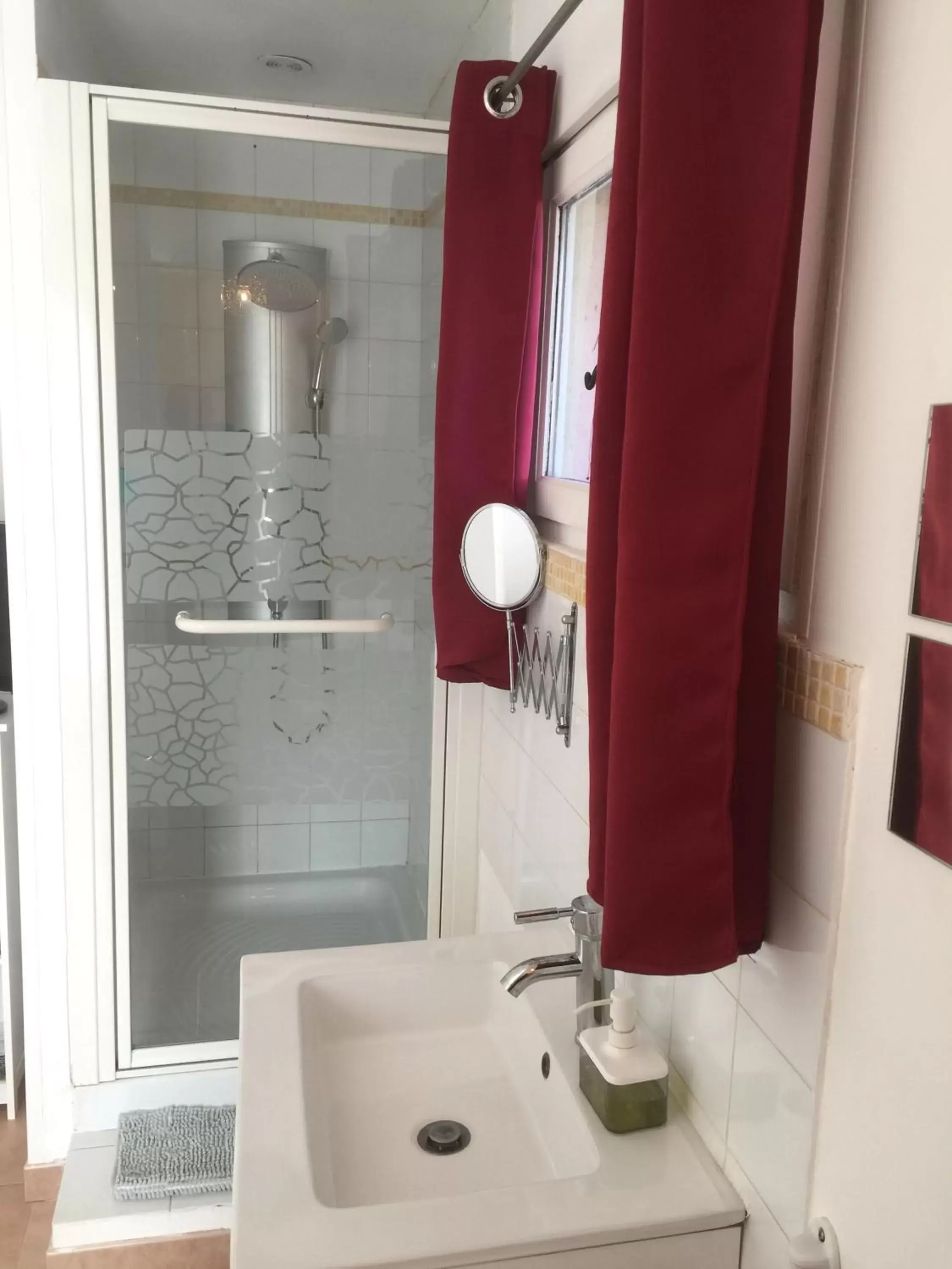 Shower, Bathroom in chambre d'hotes les cigales