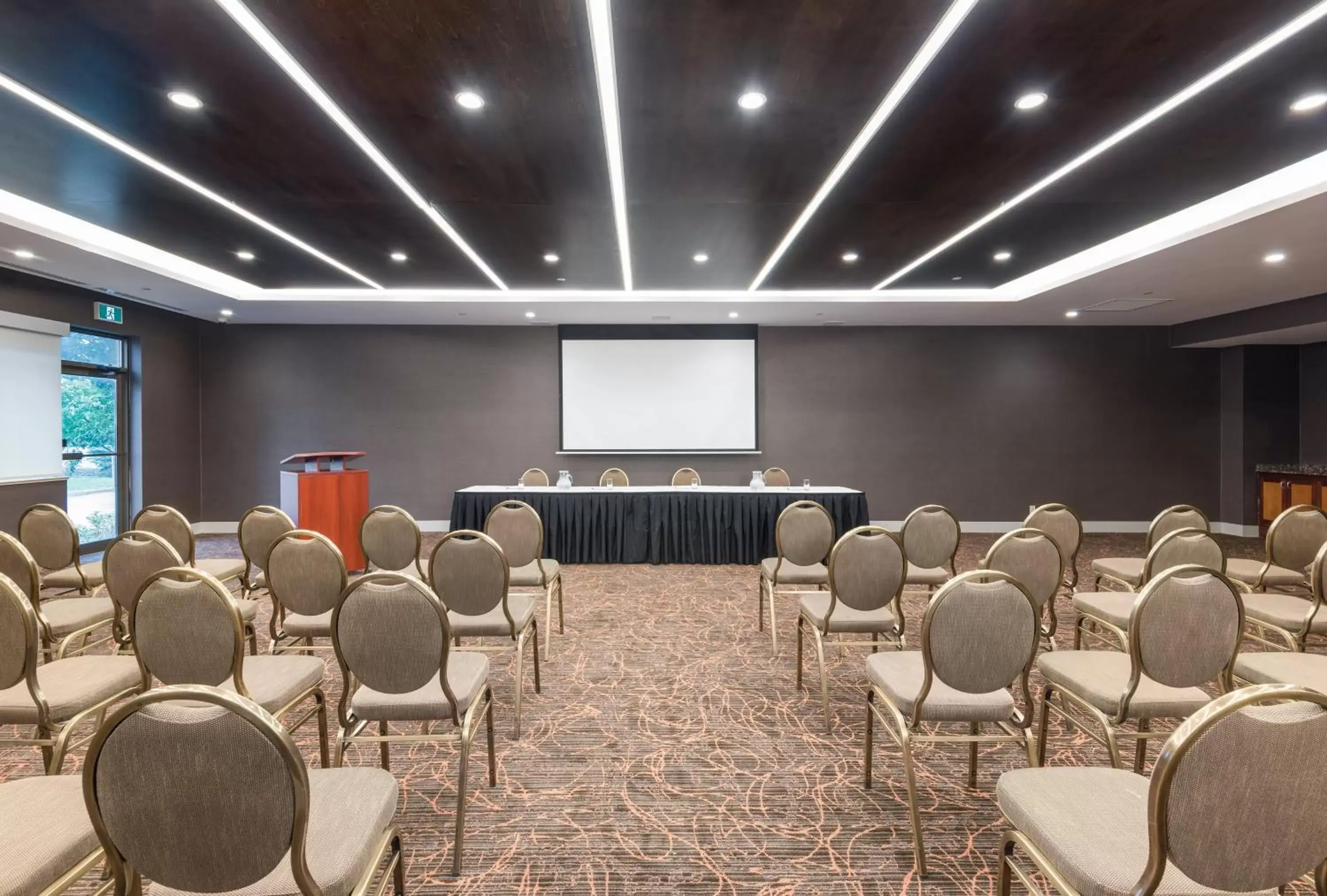 Meeting/conference room in Holiday Inn Express Hotel & Suites Milton, an IHG Hotel