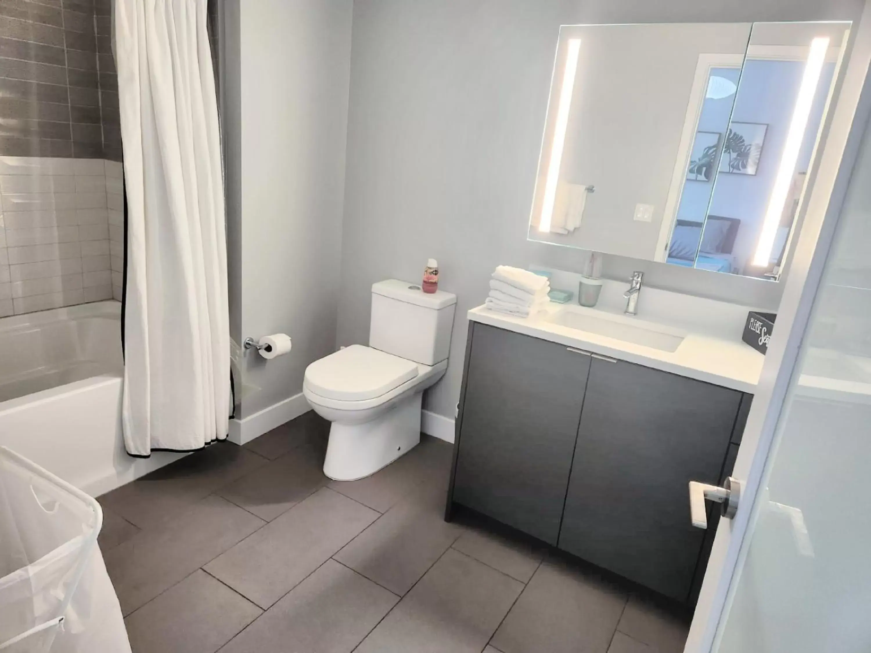 Bath, Bathroom in Hollywood Homes minutes to everything SPACIOUS AND FREE PARKING