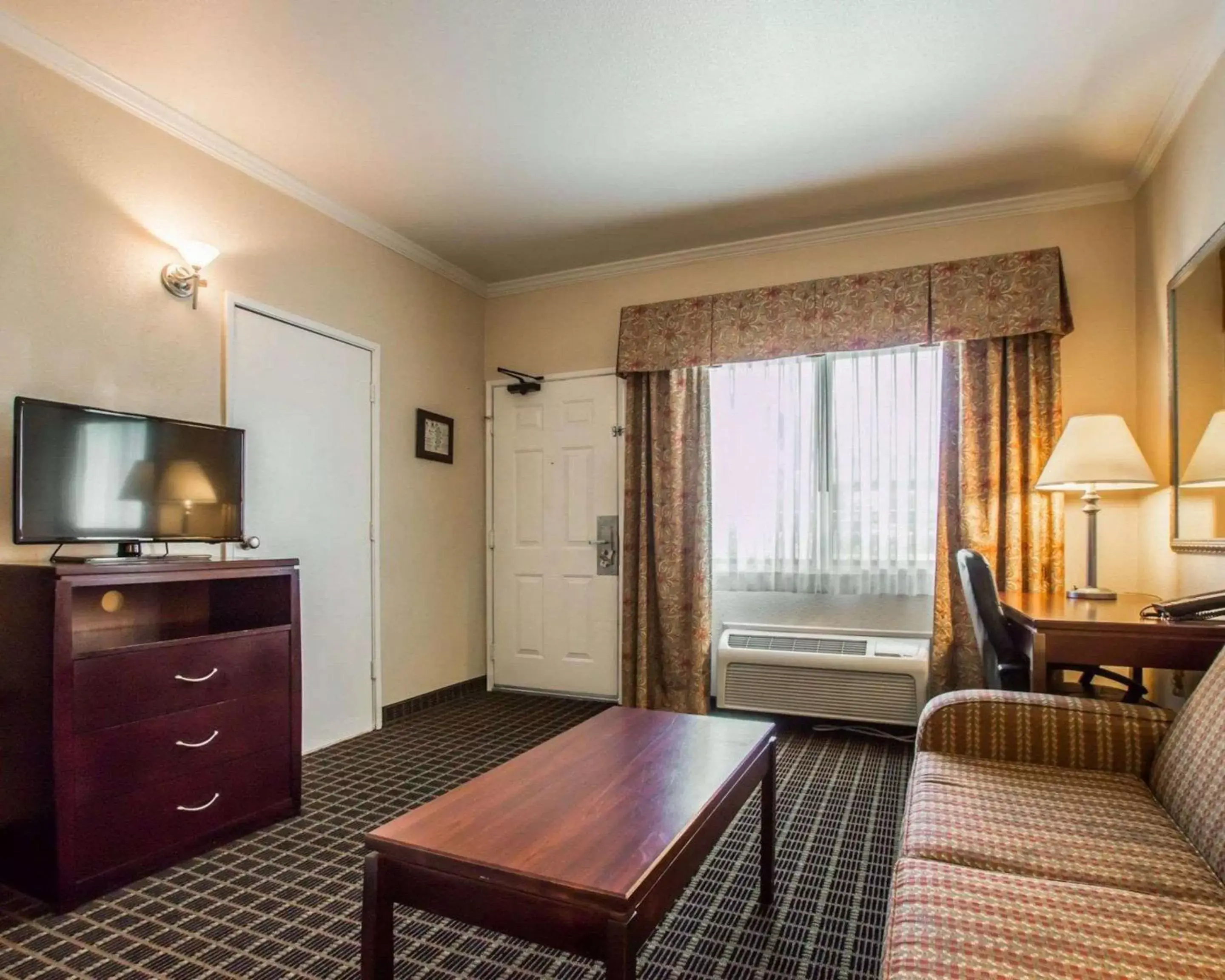 Photo of the whole room, Seating Area in Quality Inn Temecula Valley Wine Country