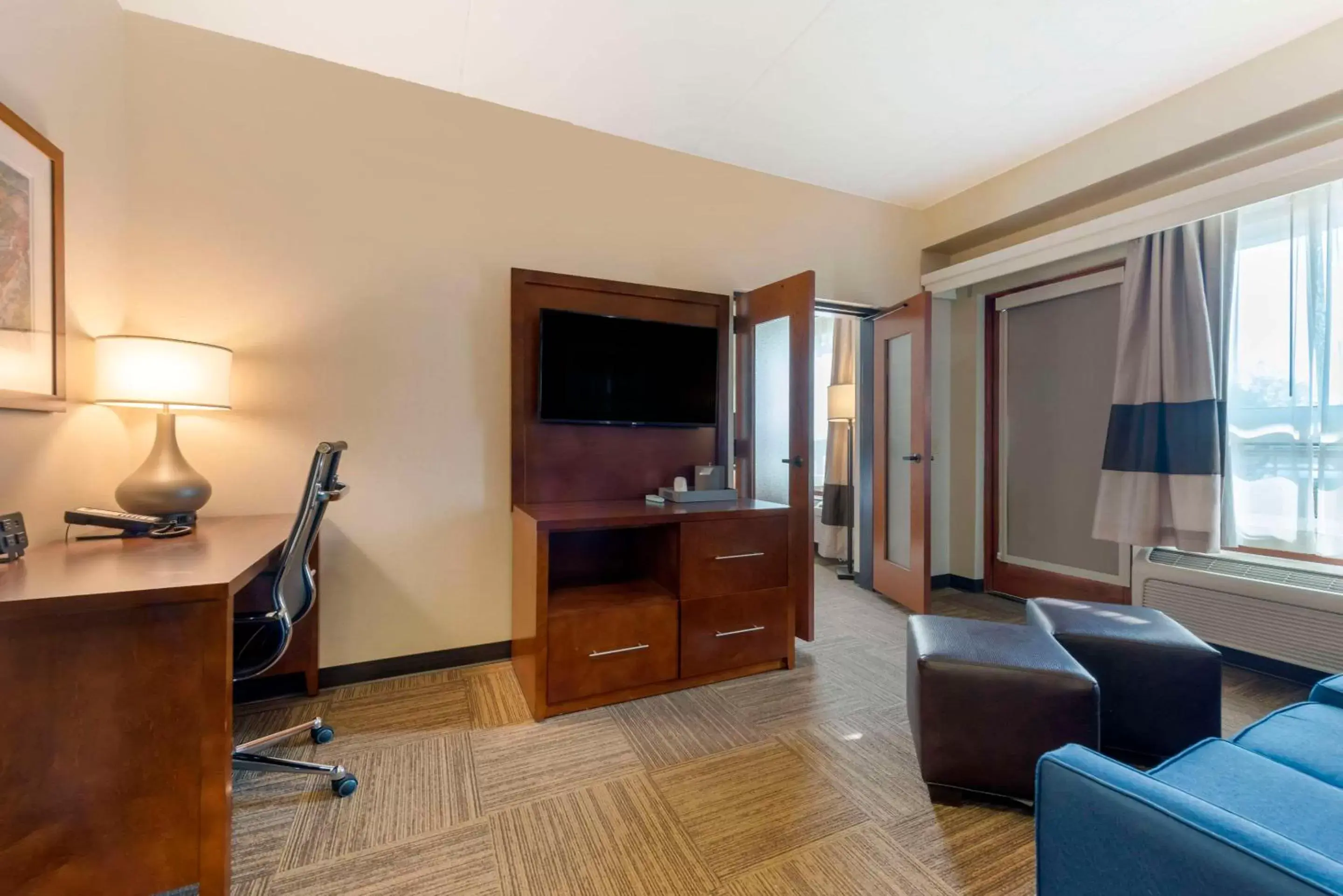 Bedroom, TV/Entertainment Center in Lift Bridge Lodge, Ascend Hotel Collection