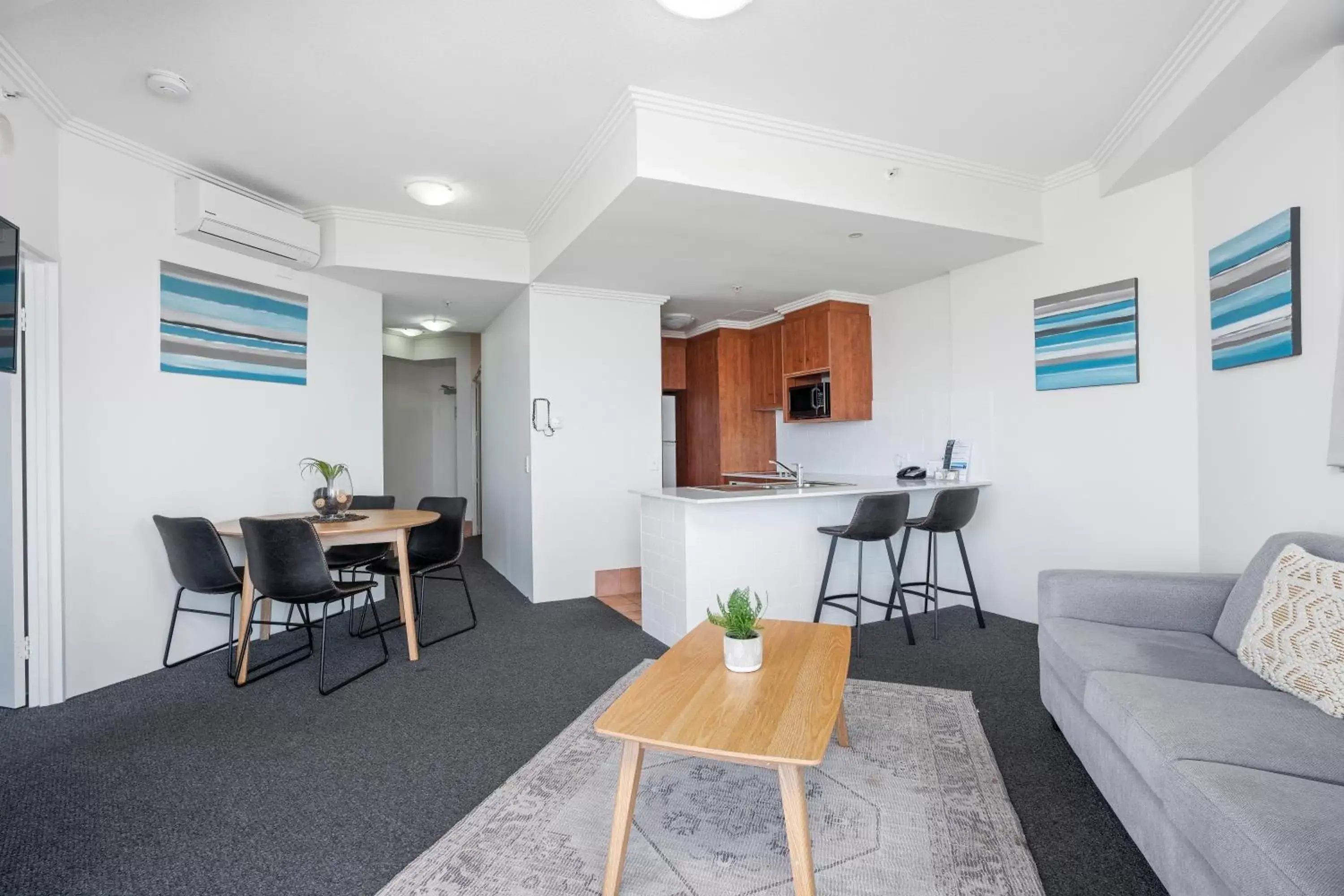 Living room, Seating Area in Crystal Bay On The Broadwater