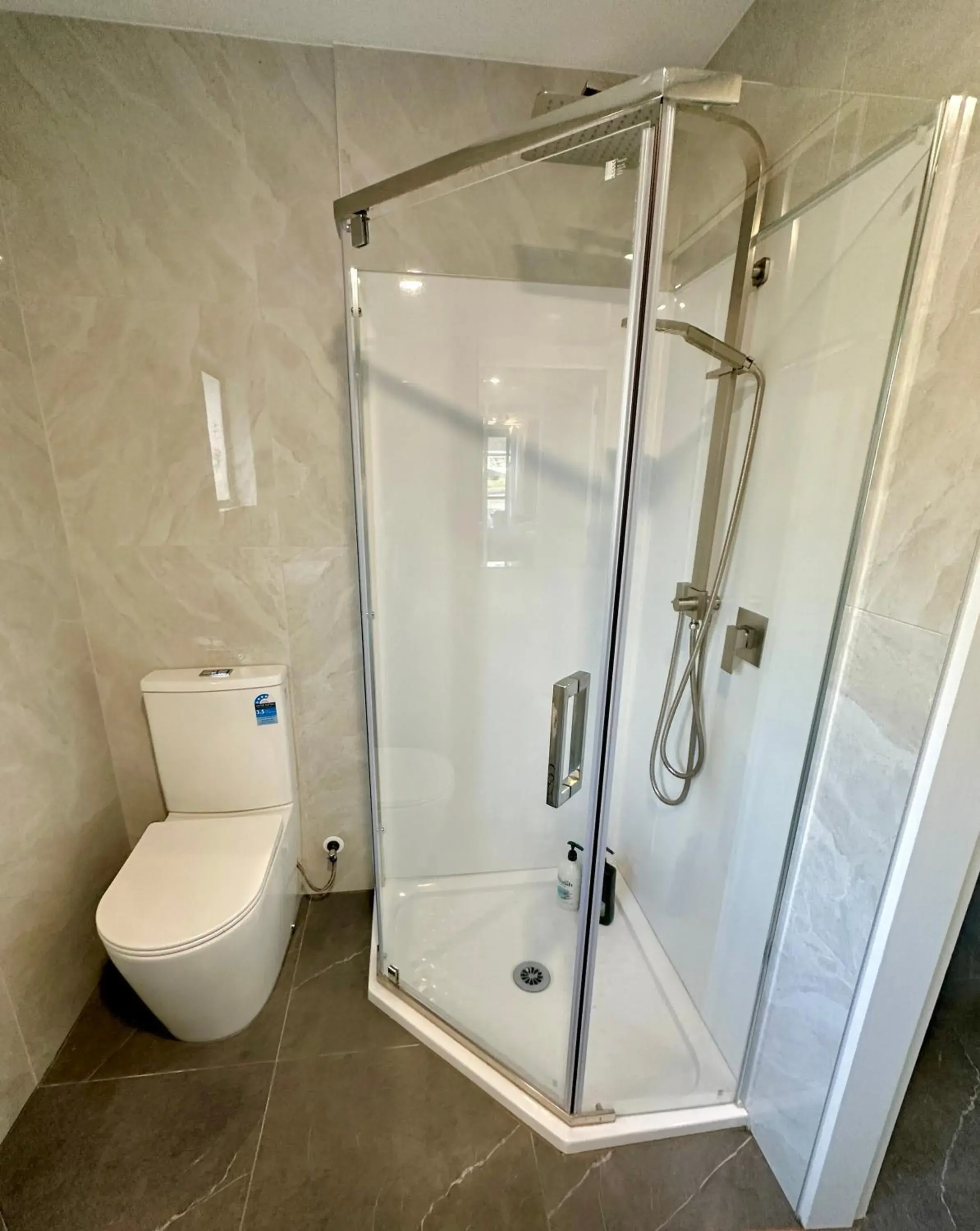 Shower, Bathroom in Brylin Motel