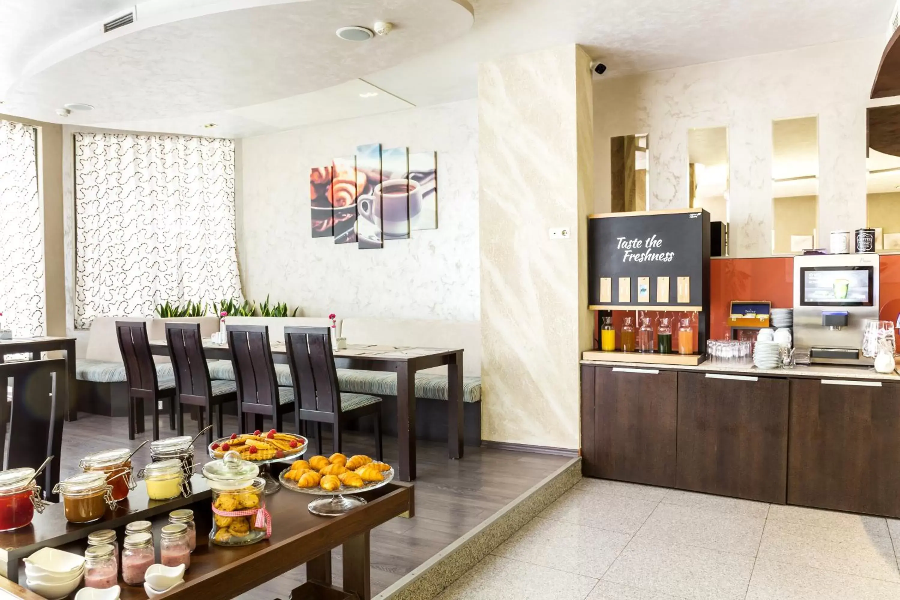 Restaurant/places to eat in City Avenue Hotel by HMG-Free Parking-Free Wi-Fi Restaurant/places to eat in City Avenue Hotel by HMG-Free Parking-Free Wi-Fi