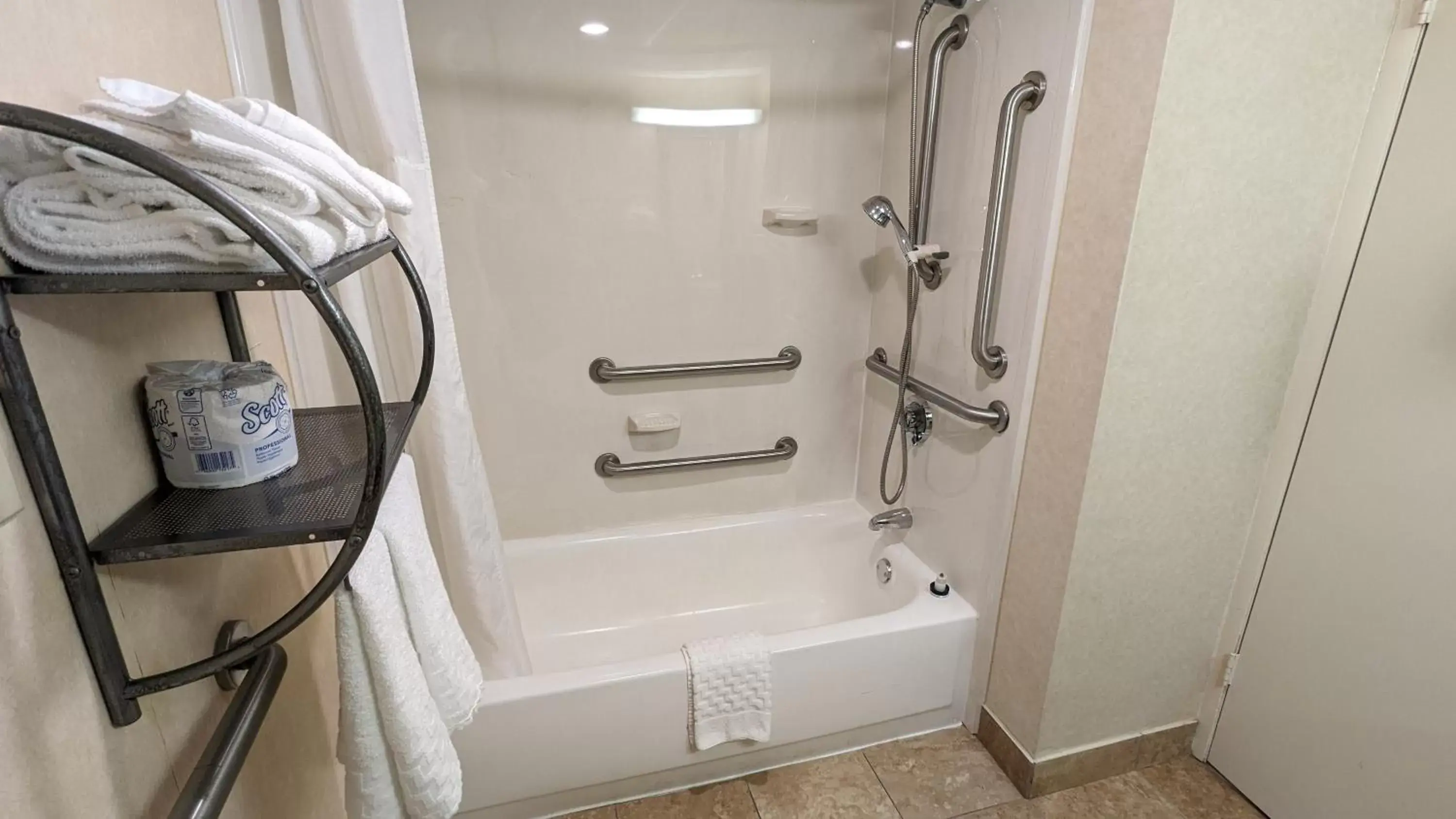 Bath, Bathroom in Best Western Plus Philadelphia Bensalem Hotel