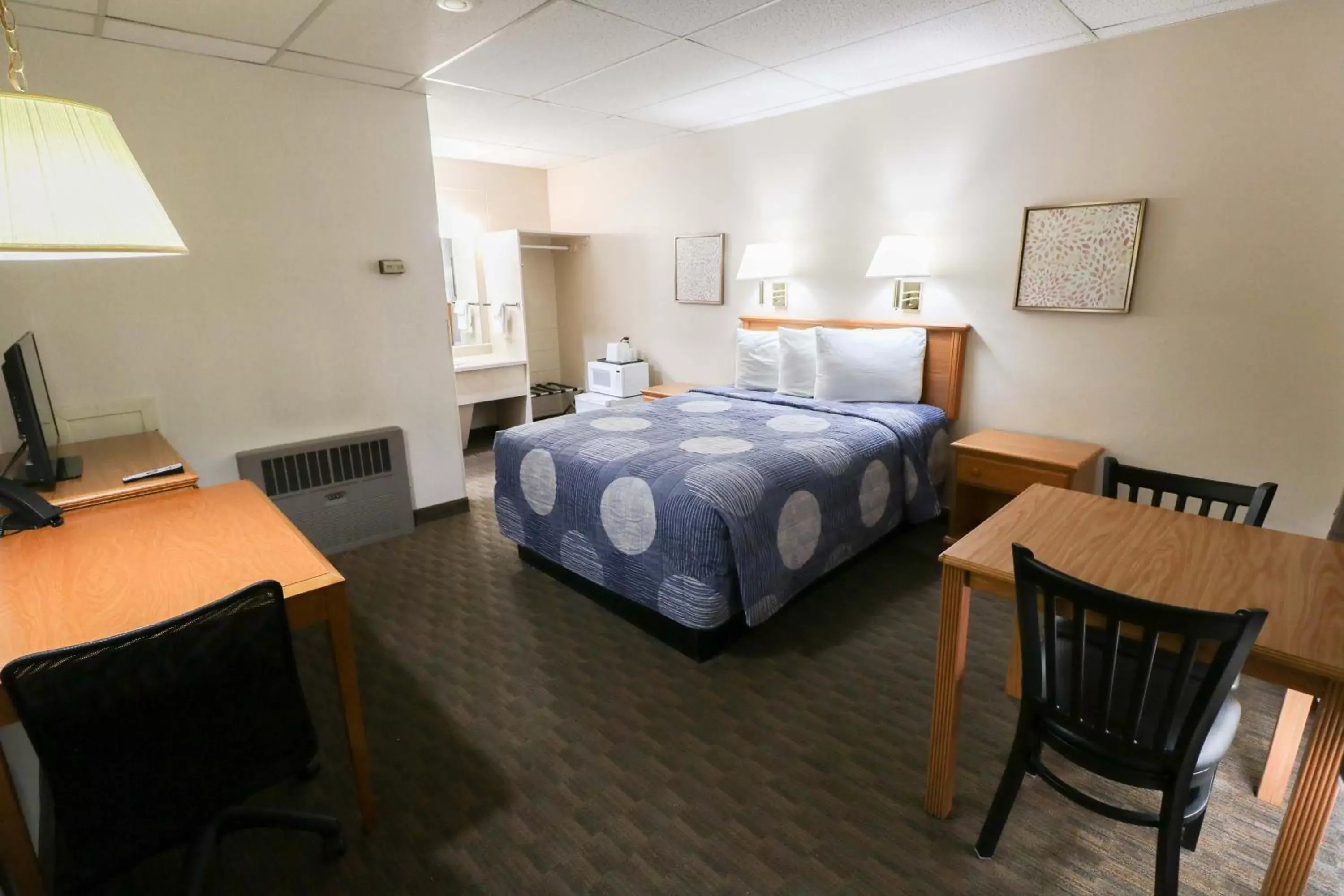 Queen Suite in Bear Lodge Motel Queen Suite in Bear Lodge Motel