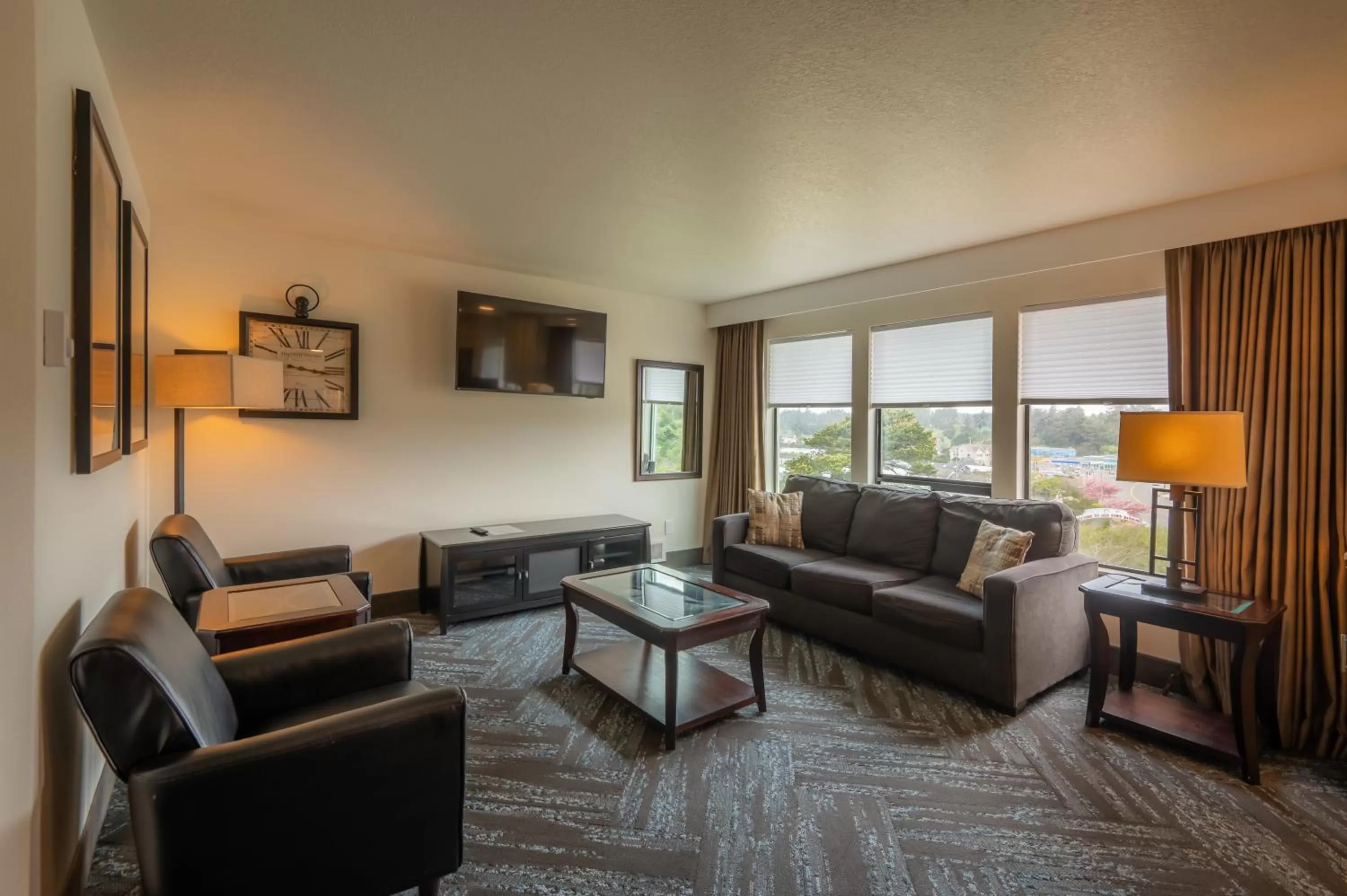 Communal lounge/ TV room in Bandon Inn