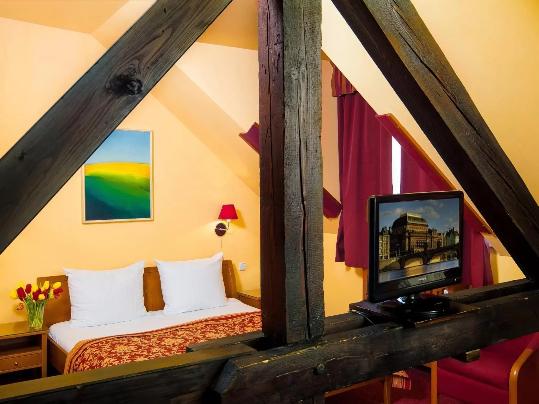 Bed, Seating Area in Cloister Inn Hotel