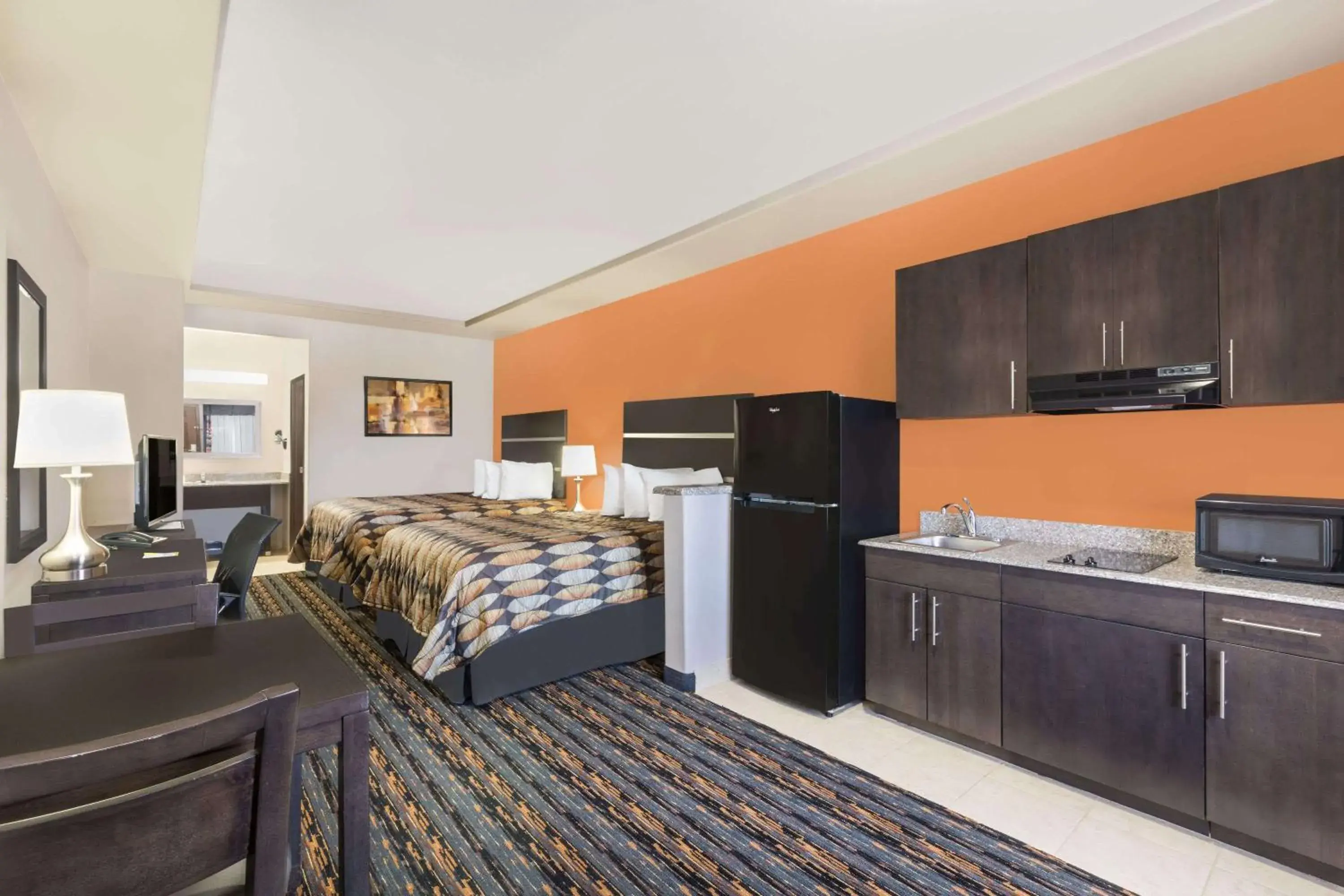 Photo of the whole room, Kitchen/Kitchenette in Days Inn by Wyndham Dilley