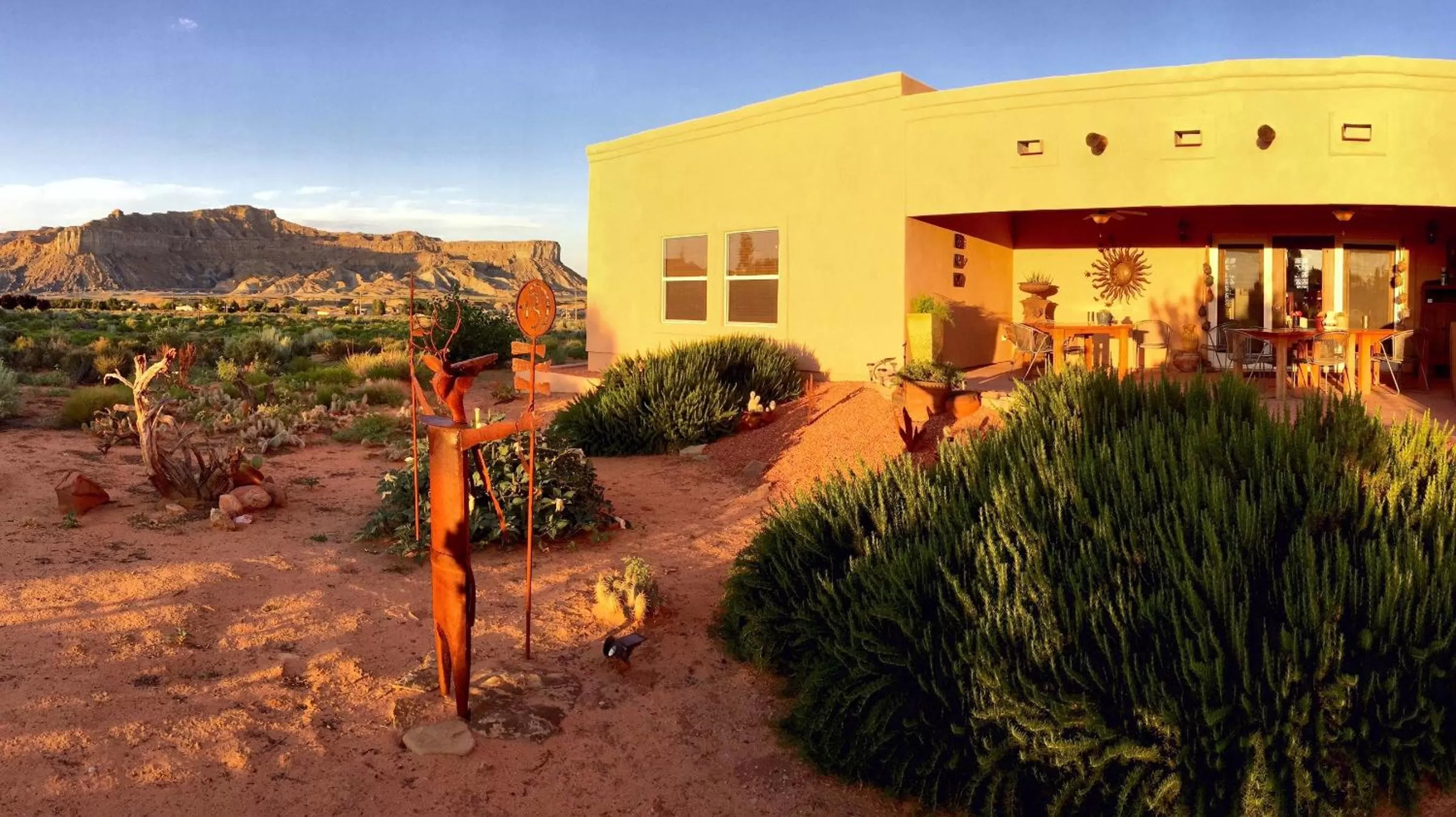 Property building in Dreamkatchers Lake Powell Bed & Breakfast
