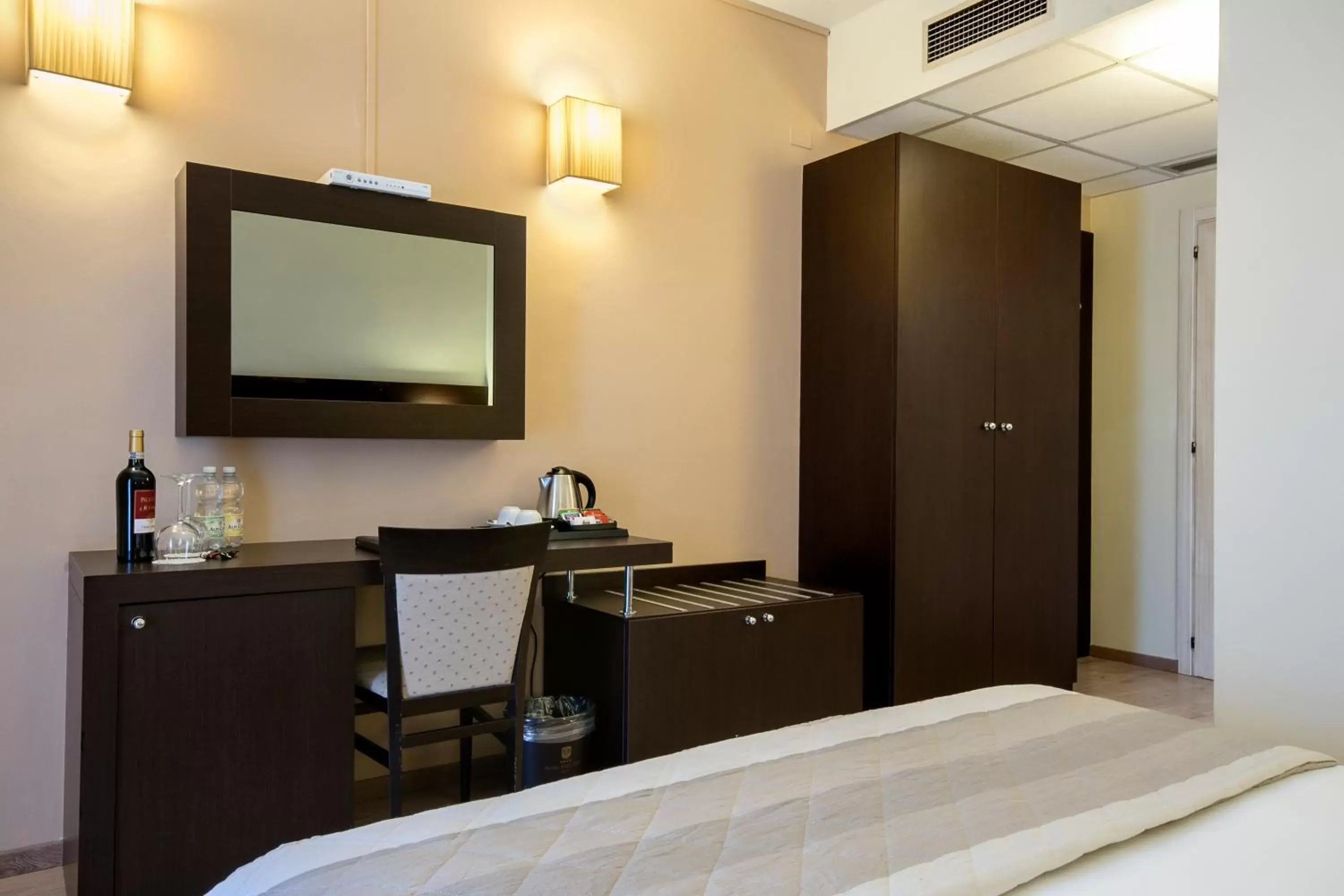 Coffee/tea facilities, TV/Entertainment Center in Hotel Executive