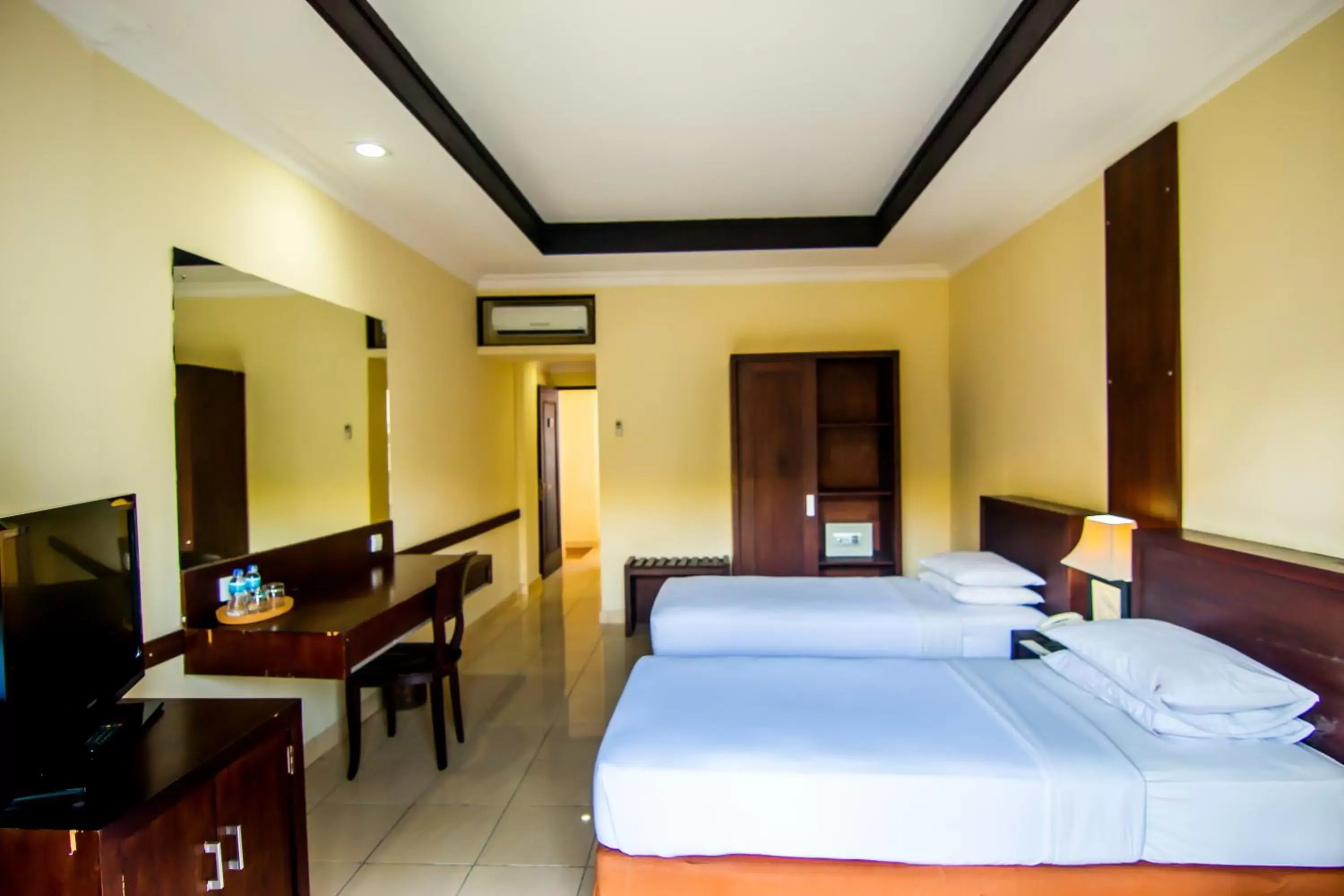 Bedroom, TV/Entertainment Center in Champlung Mas Hotel Legian, Kuta