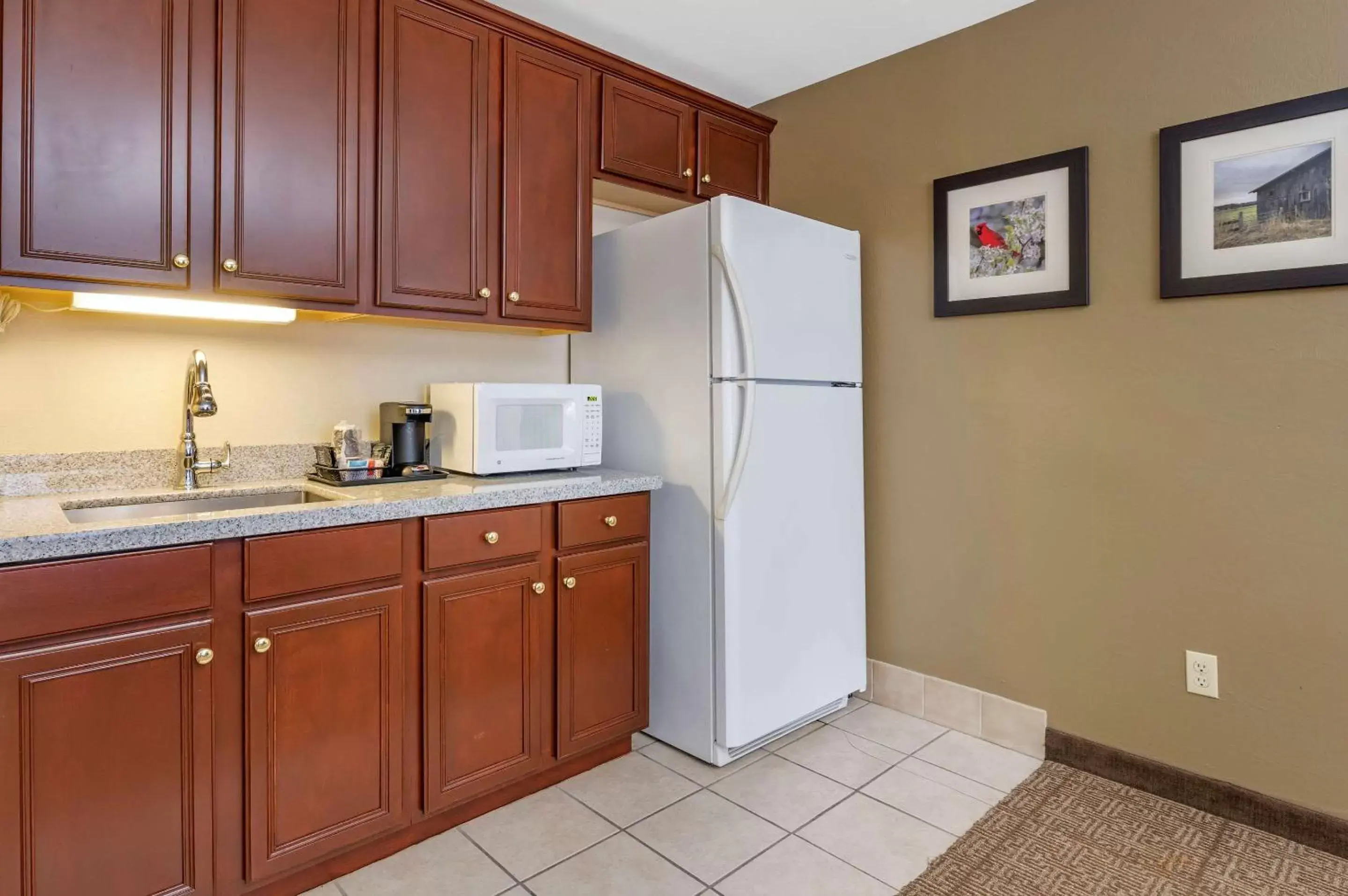 Photo of the whole room, Kitchen/Kitchenette in Comfort Inn & Suites Northern Kentucky