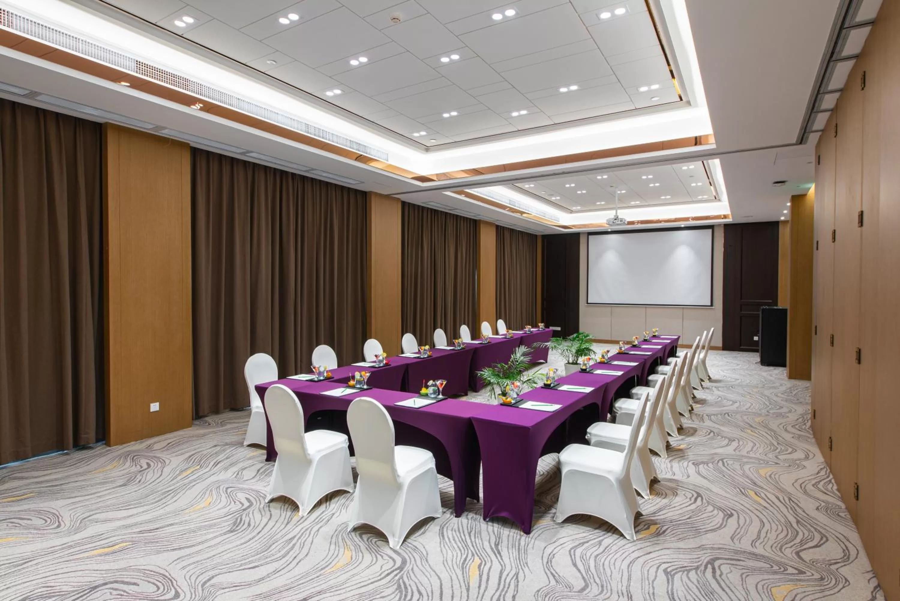 Meeting/conference room in Holiday Inn Wuhan Riverside by IHG