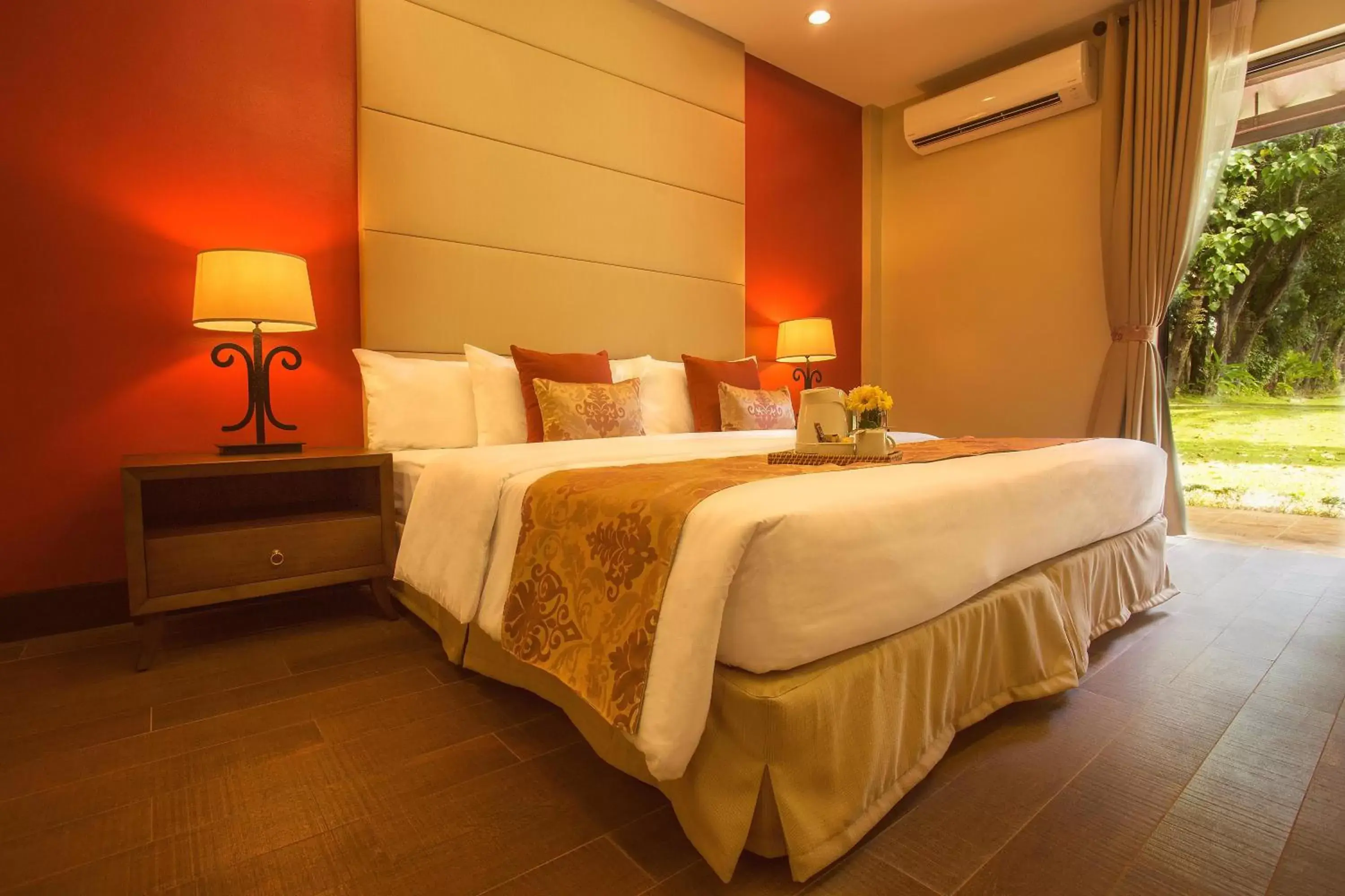 Photo of the whole room, Bed in Montebello Villa Hotel