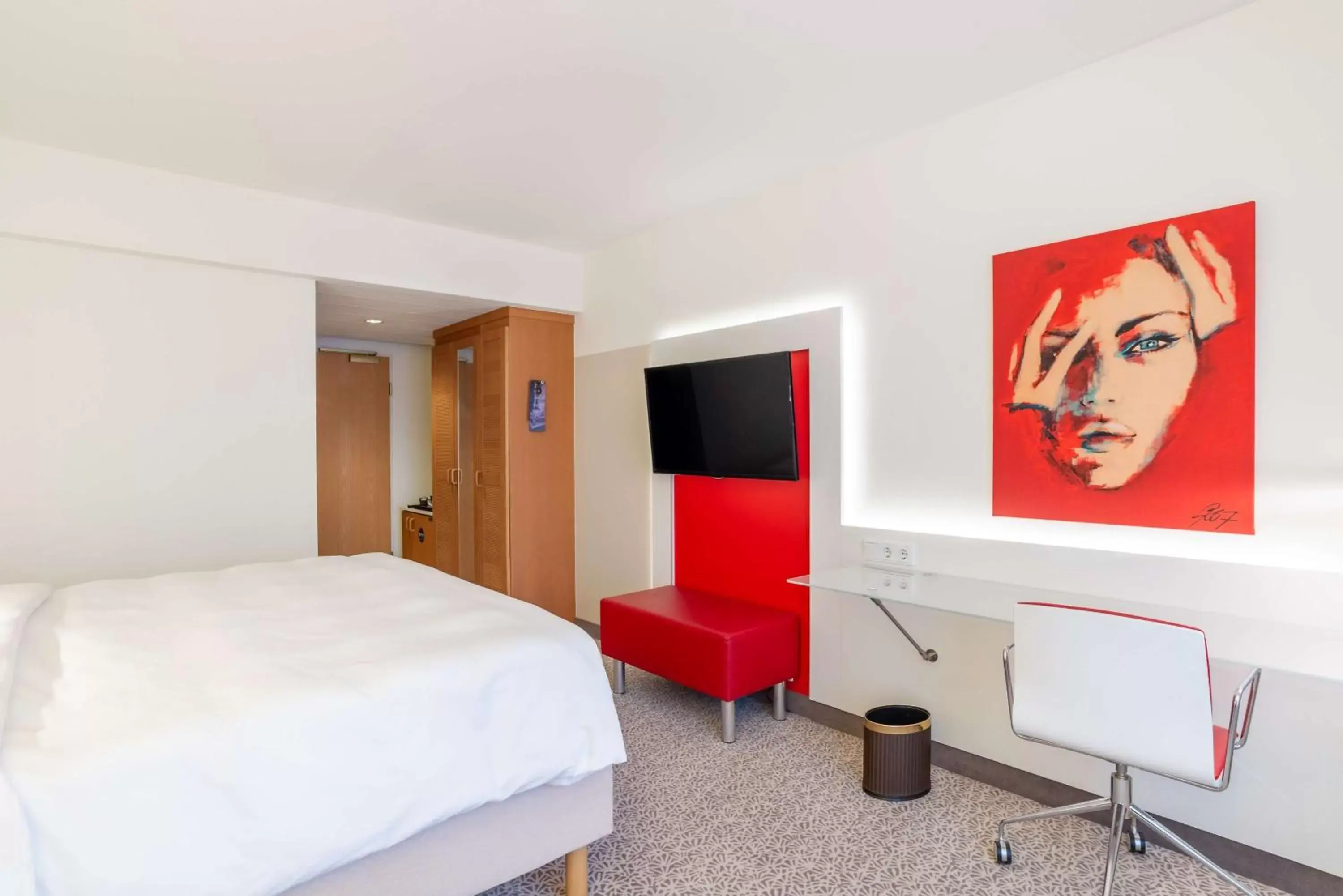 Bedroom, TV/Entertainment Center in Radisson Blu Hotel Karlsruhe