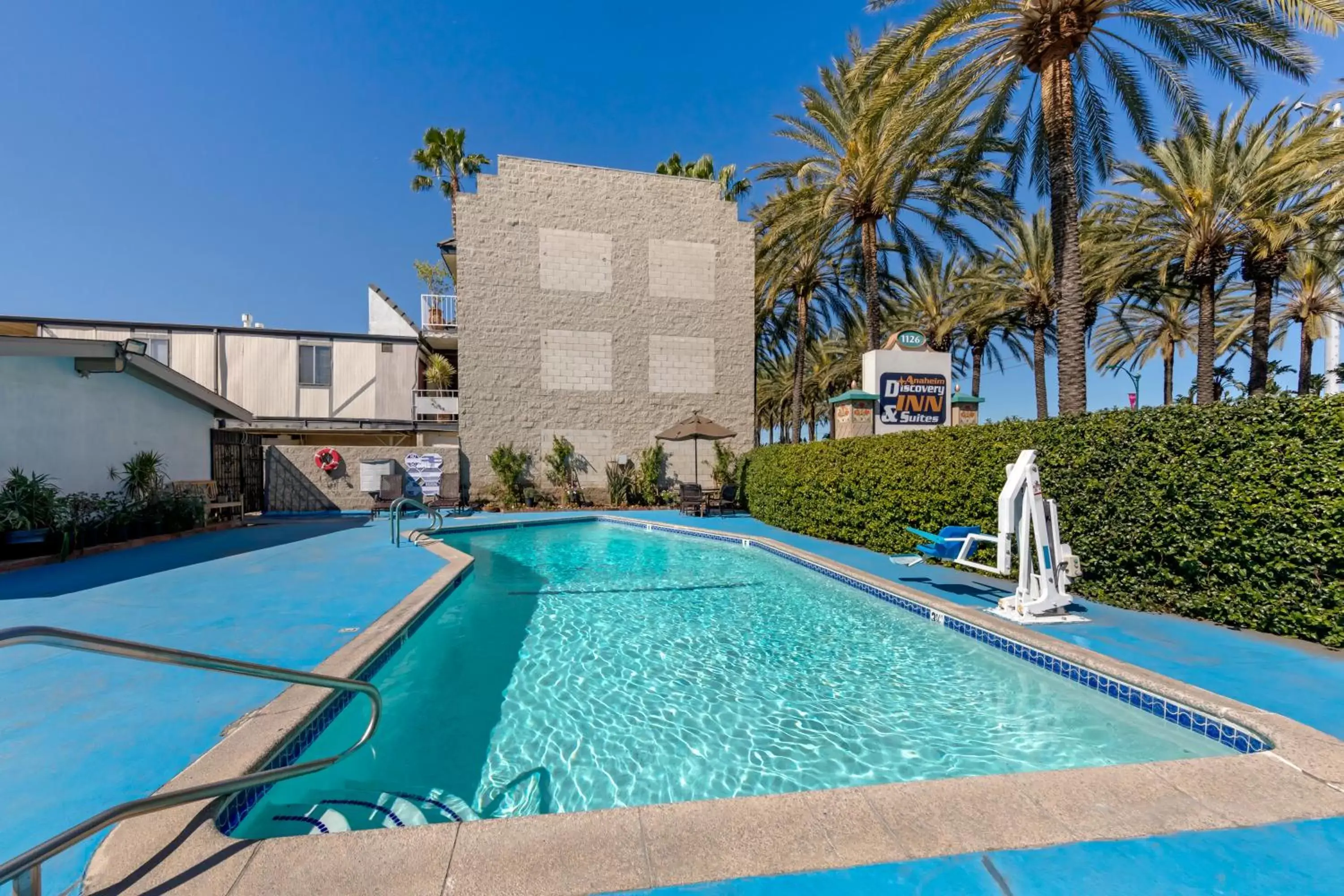 Swimming pool in Anaheim Discovery Inn and Suites Swimming pool in Anaheim Discovery Inn and Suites