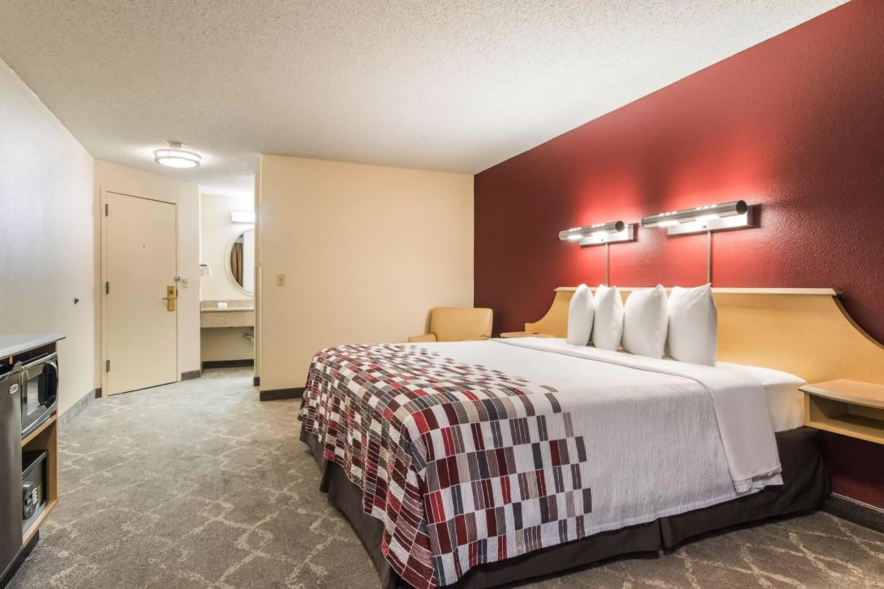 Photo of the whole room, Bed in Red Roof Inn Seattle Airport - SEATAC