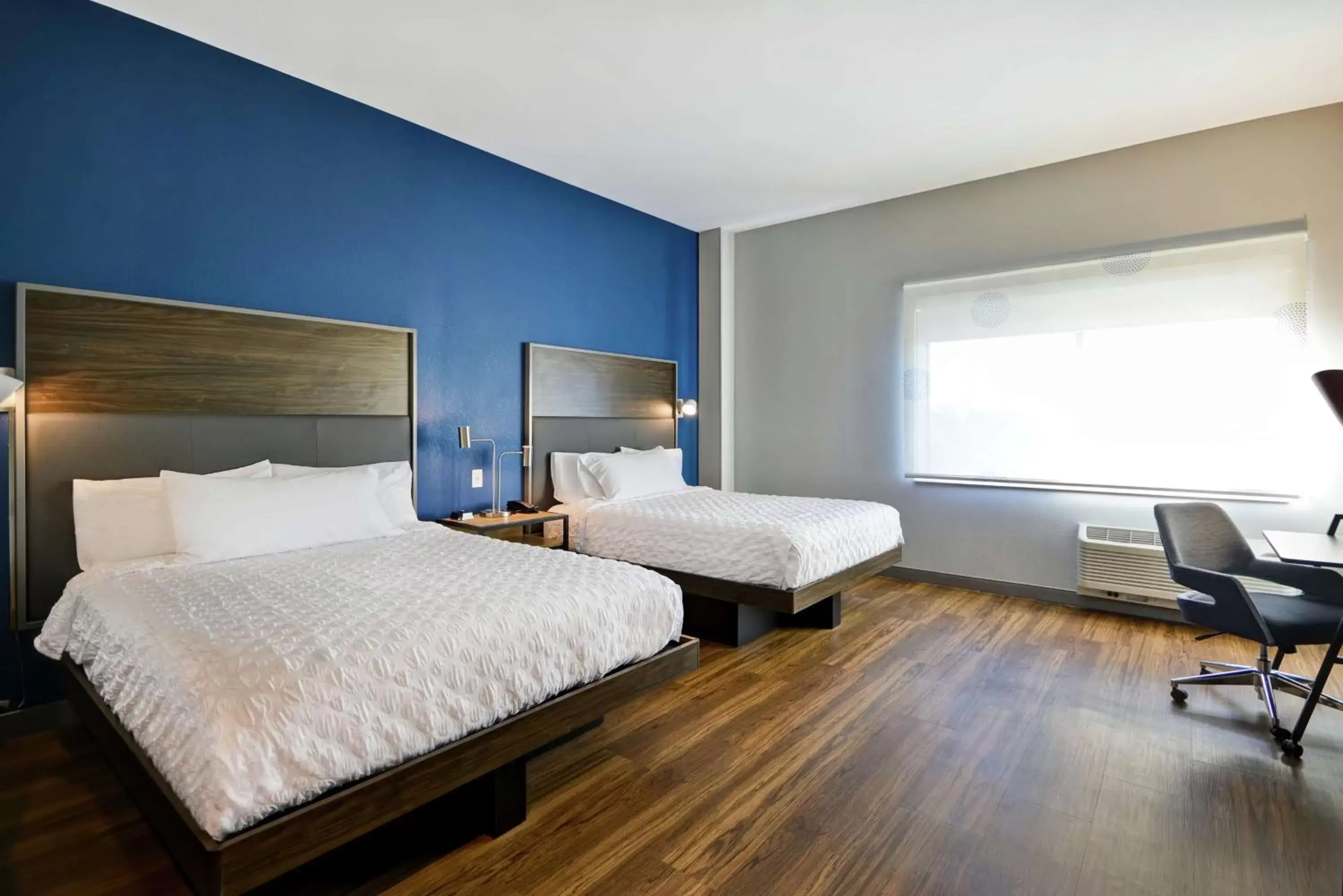 Bedroom, Bed in Tru By Hilton Huber Heights Dayton