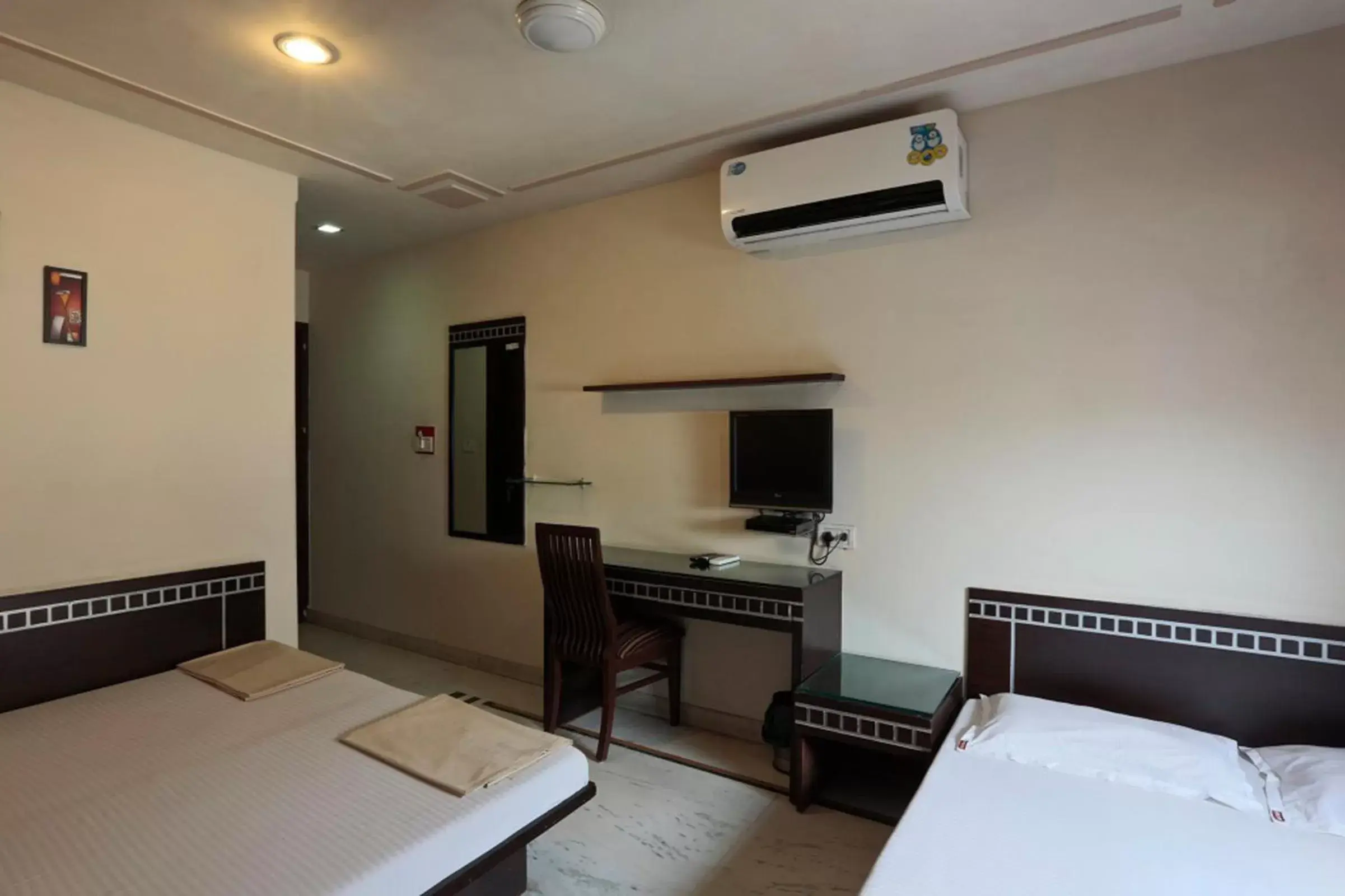 Bedroom, TV/Entertainment Center in Smyle Inn - Best Value Hotel near New Delhi Station