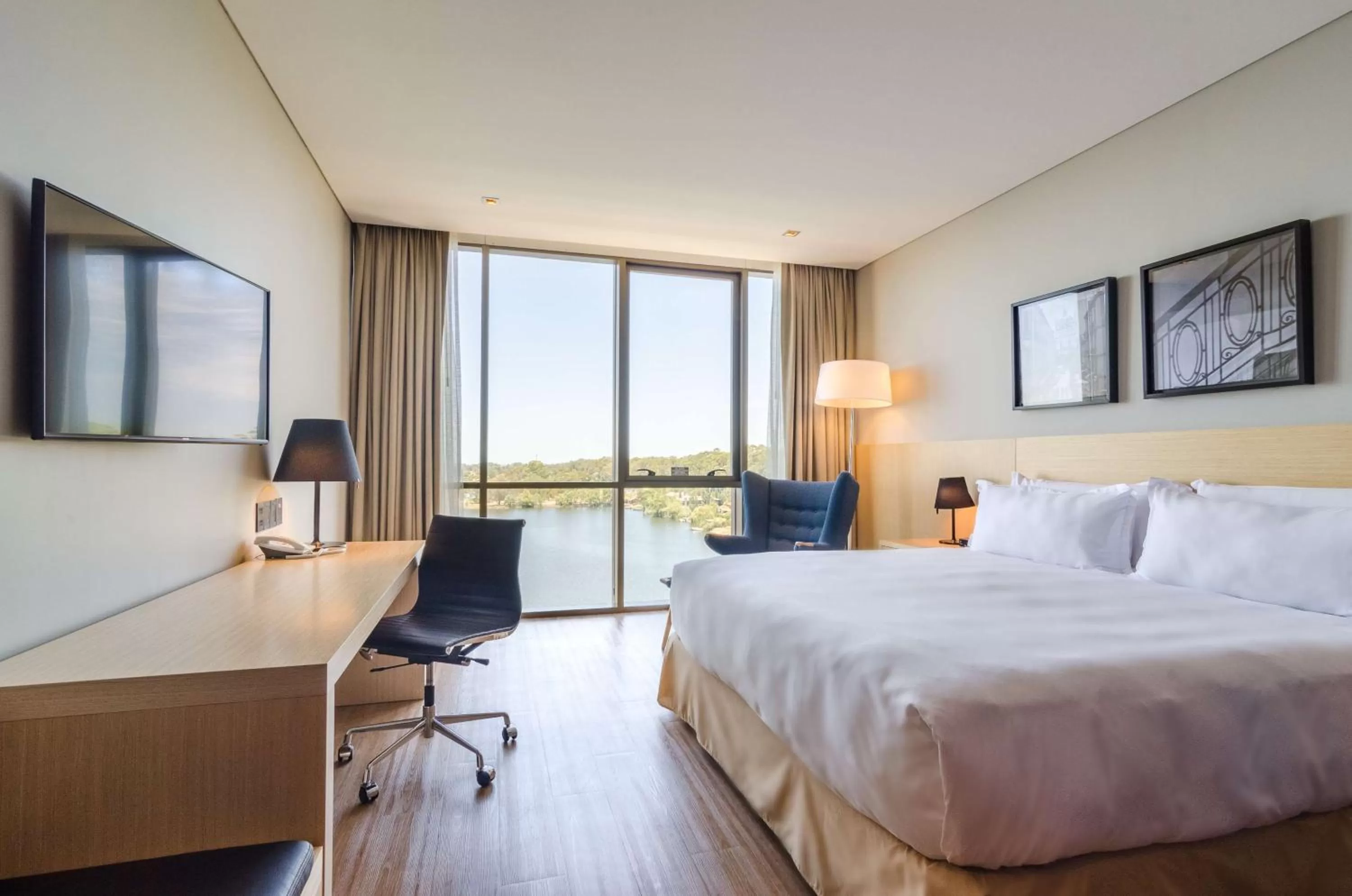 Bedroom, Bed in Hampton By Hilton Montevideo Carrasco