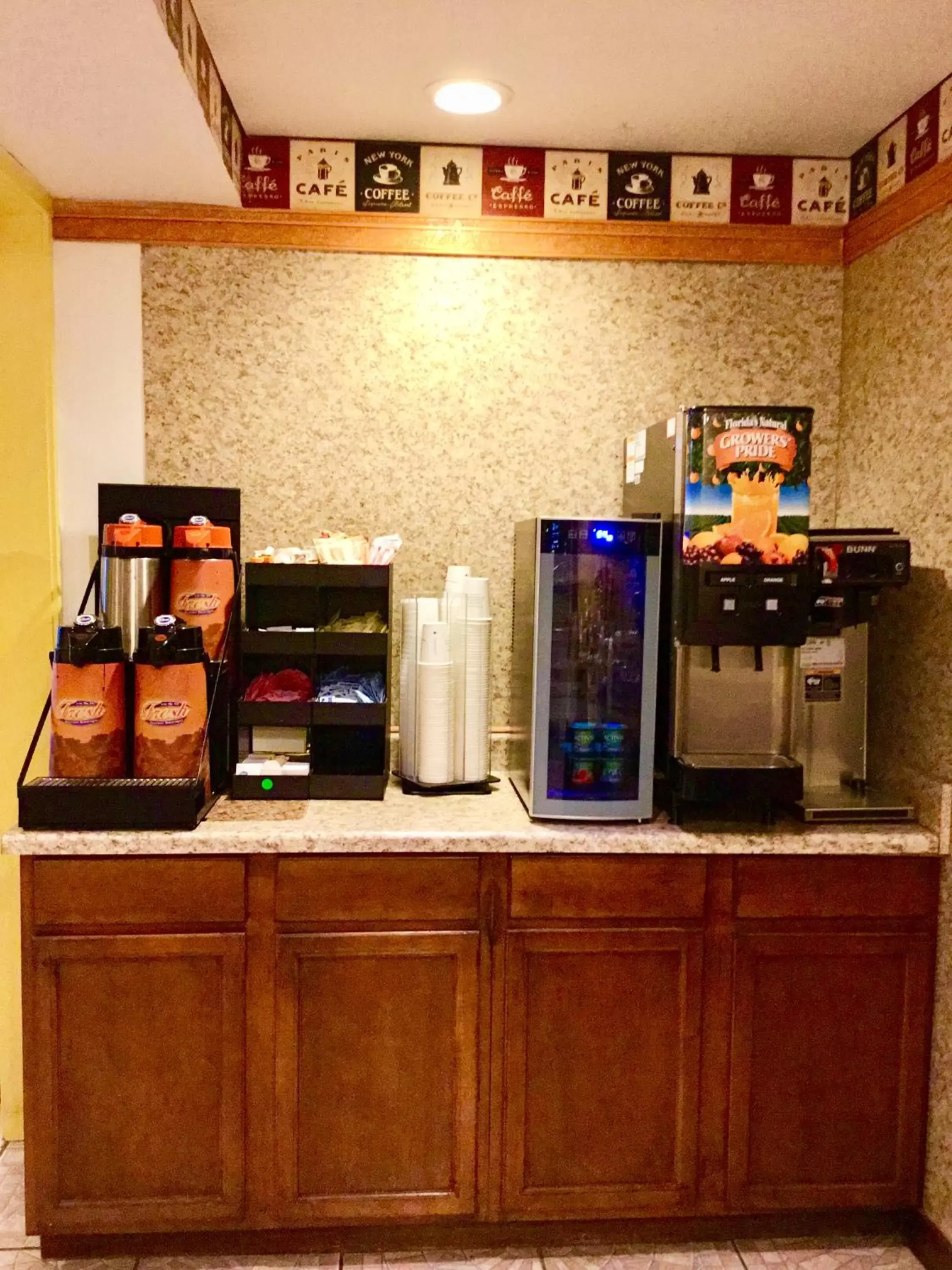 Coffee/tea facilities in Days Inn by Wyndham Lake Village