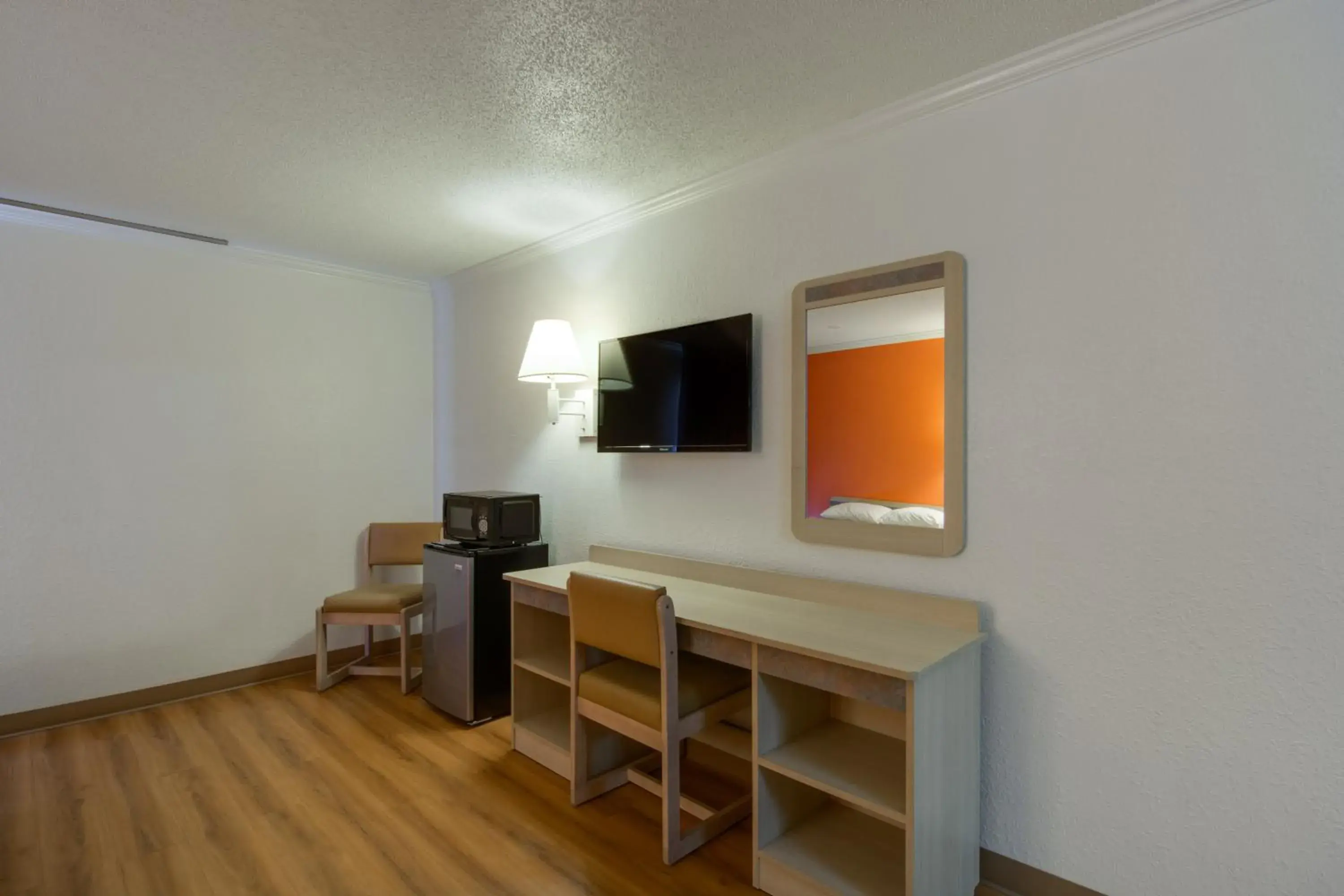 Bedroom, TV/Entertainment Center in Motel 6-Waukegan, IL