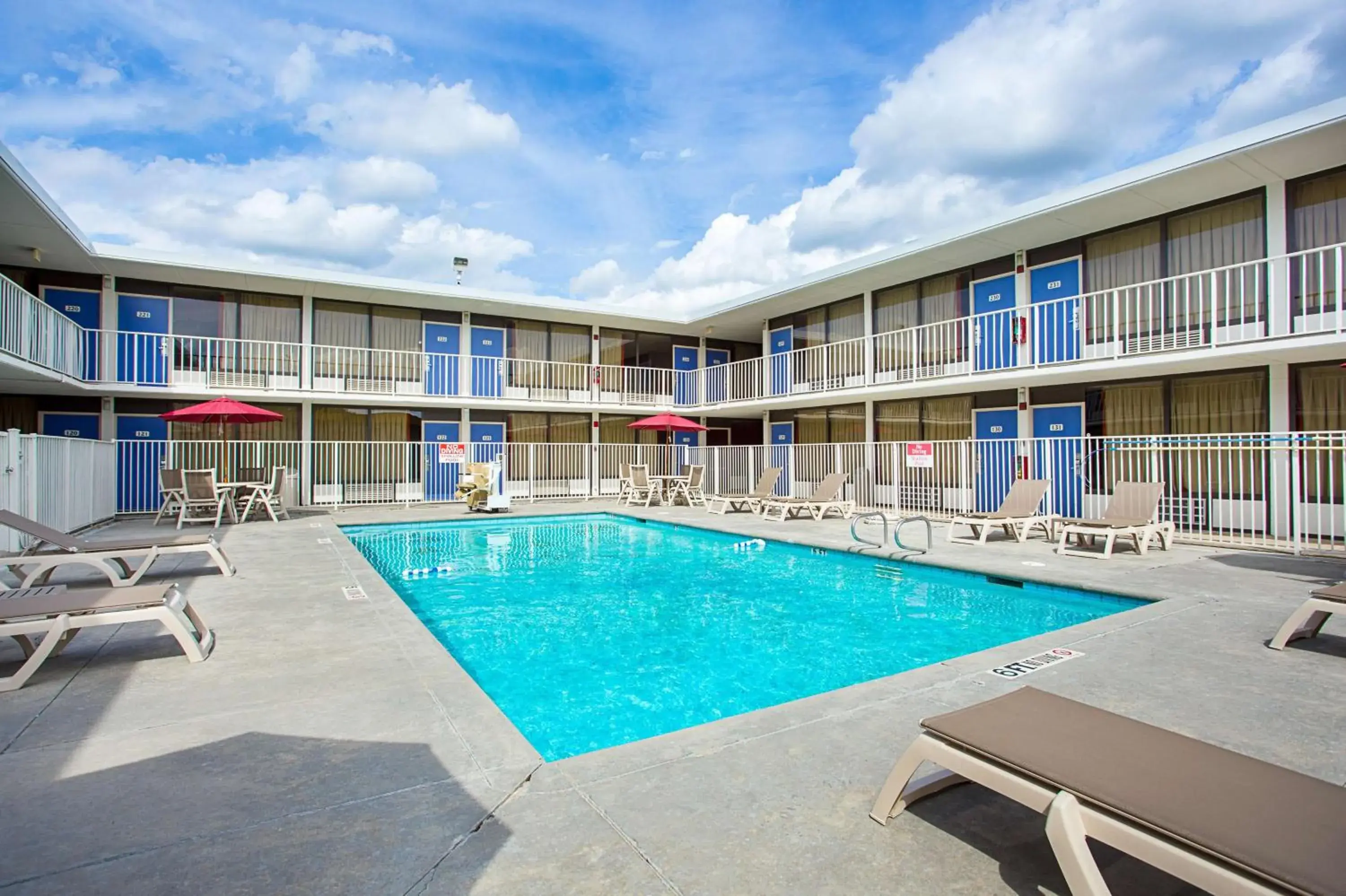 Pool view, Swimming Pool in Motel 6 Baton Rouge Southeast