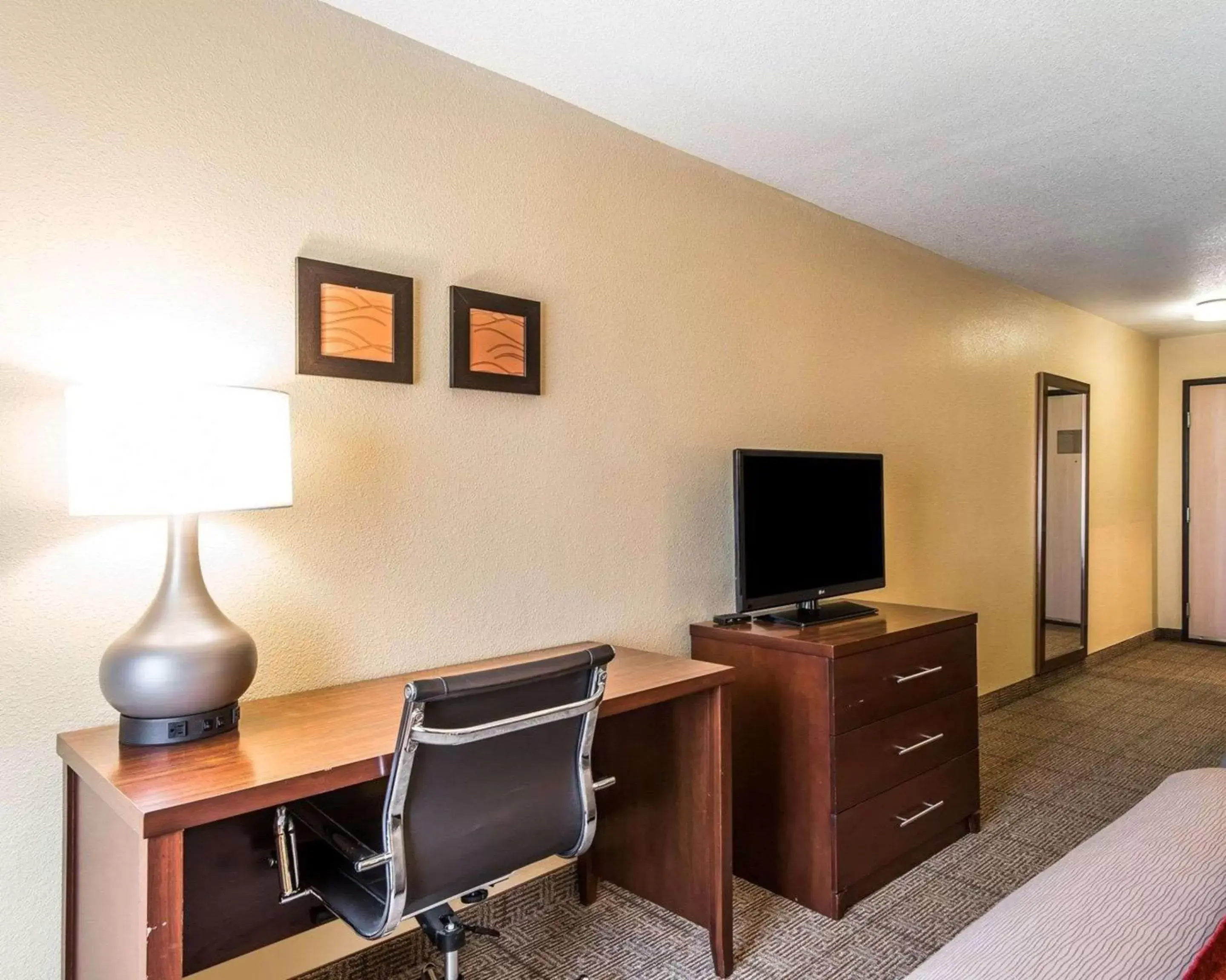 Photo of the whole room, TV/Entertainment Center in Quality Inn & Suites Bethany