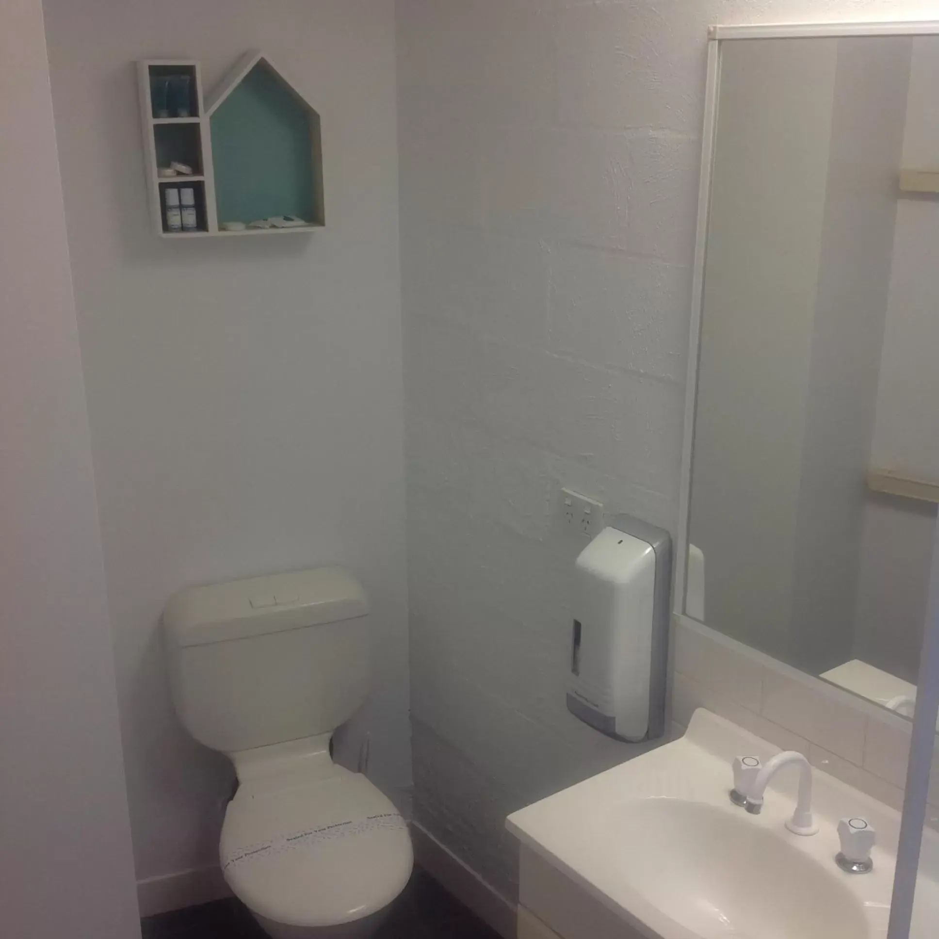Bathroom in Motel Farnboro